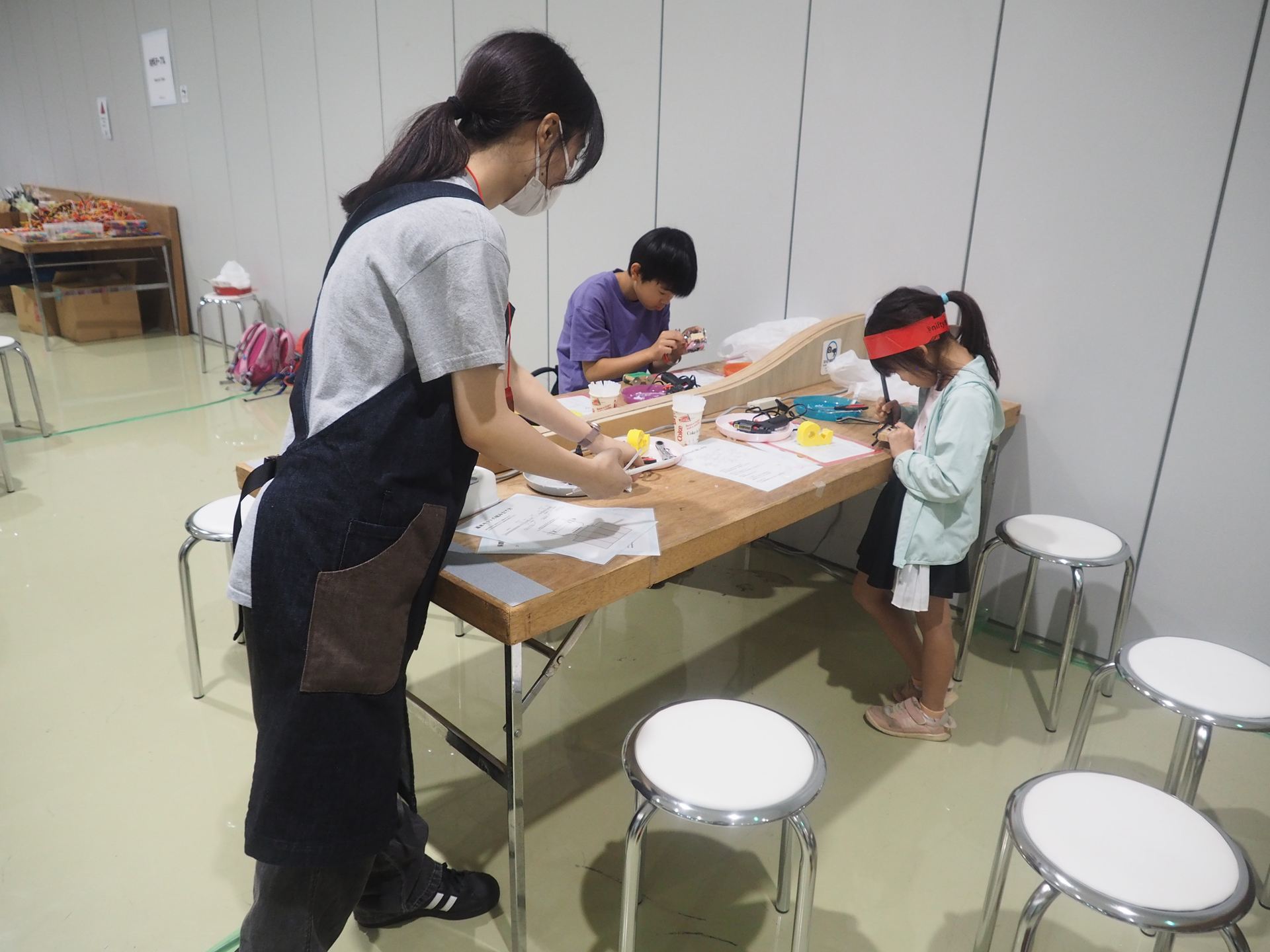 車体の組み立てと調整をするためのテーブルがいくつか用意されている