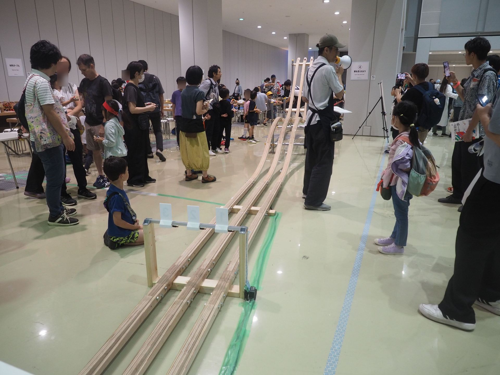 本番はこの長いコースの上に車を載せて、3台同時にスタートさせ、レースを行なう