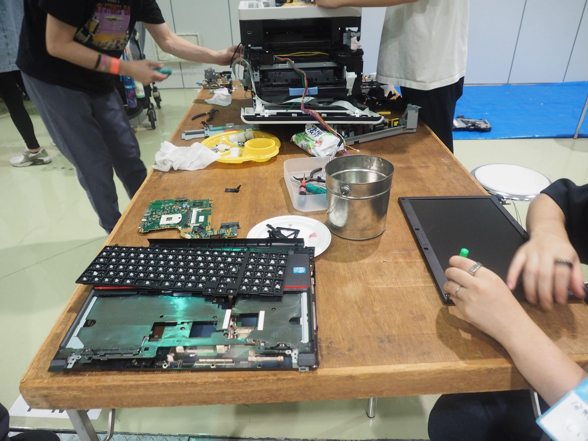 PCやプリンターなどさまざまな機器を選んで、バラバラに分解できる