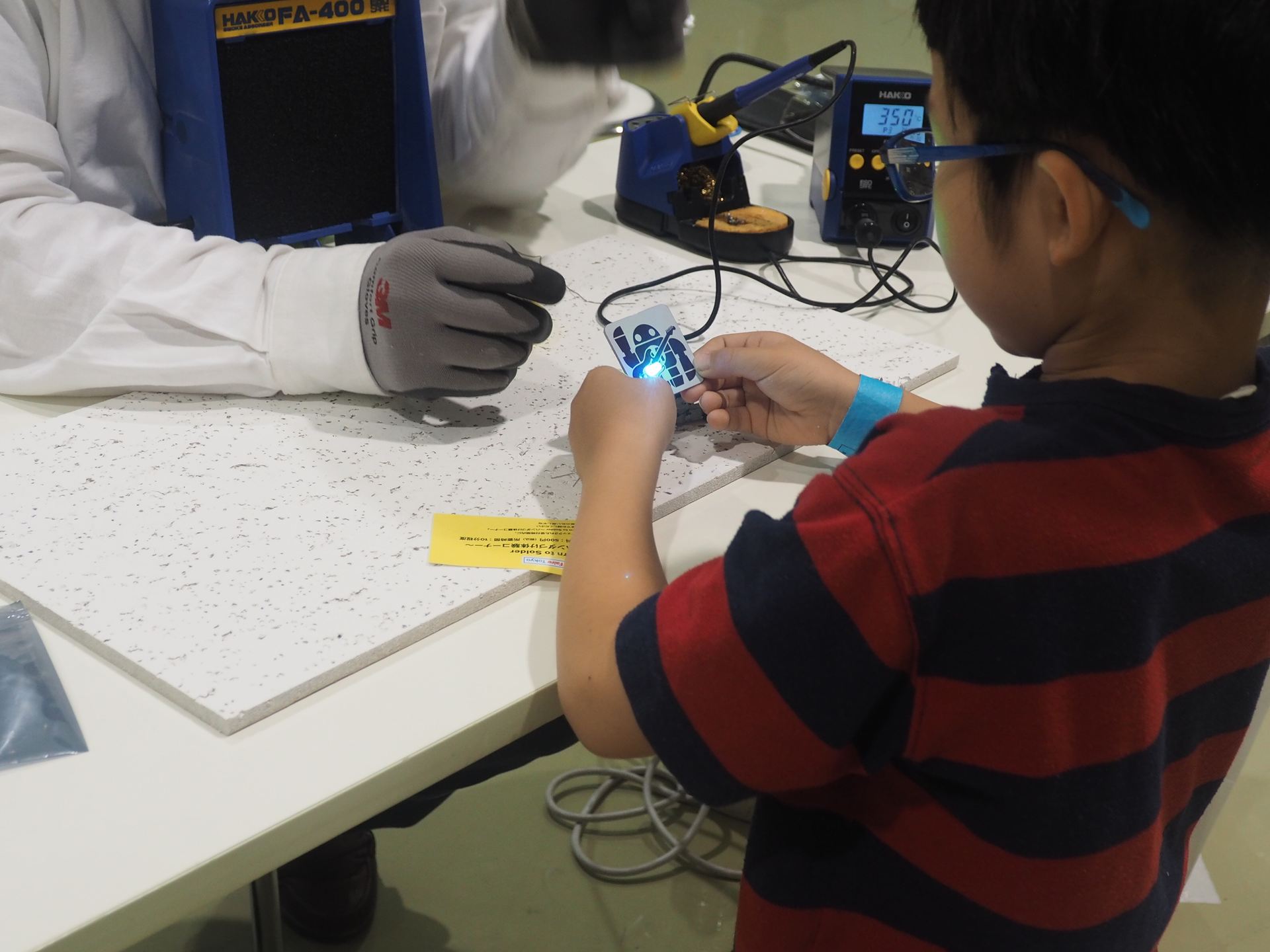 LEDバッジが完成。LEDがピカピカと光る