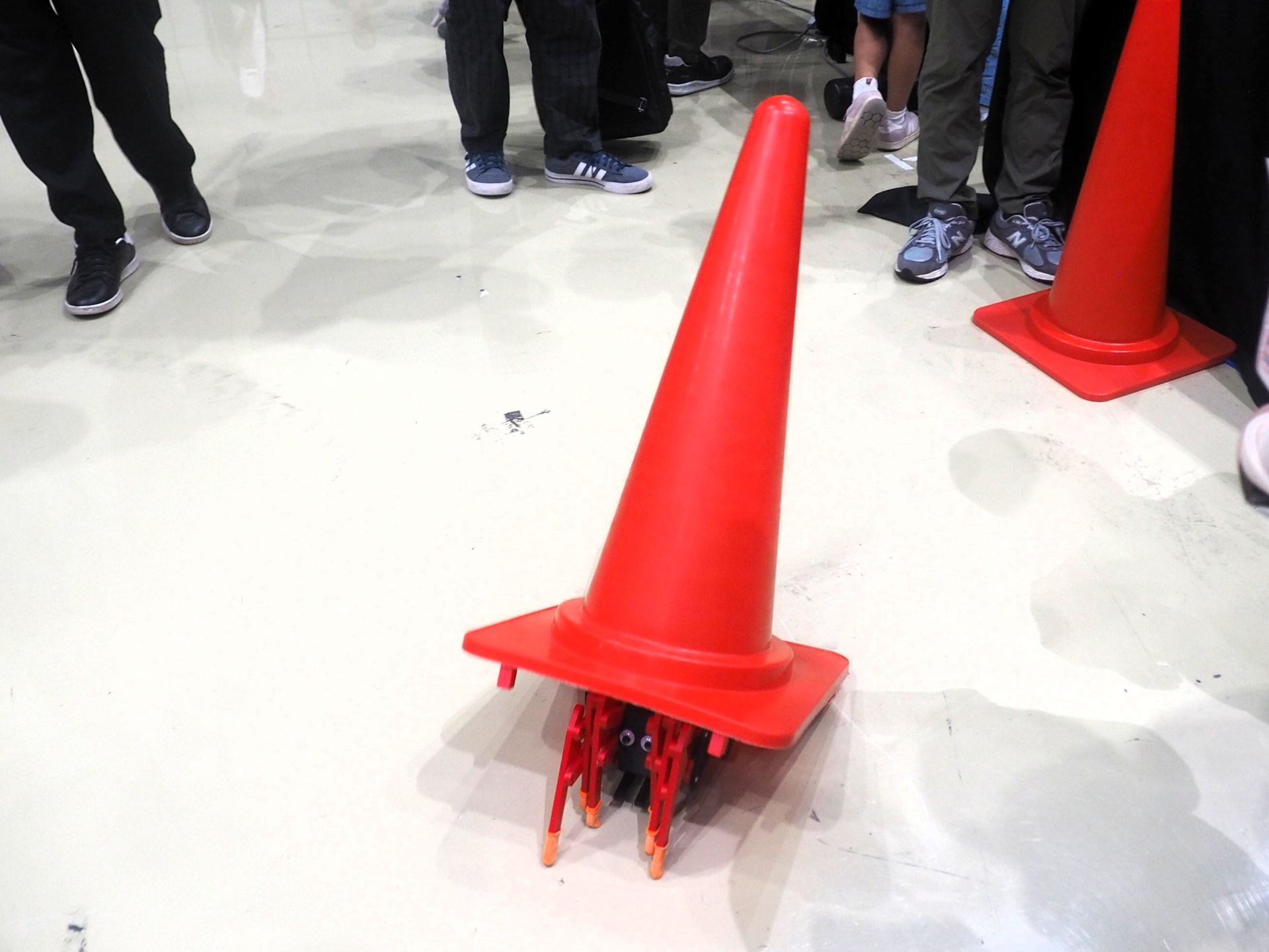 つくる～む海老名のブースでデモが行なわれていたヤドカリロボット