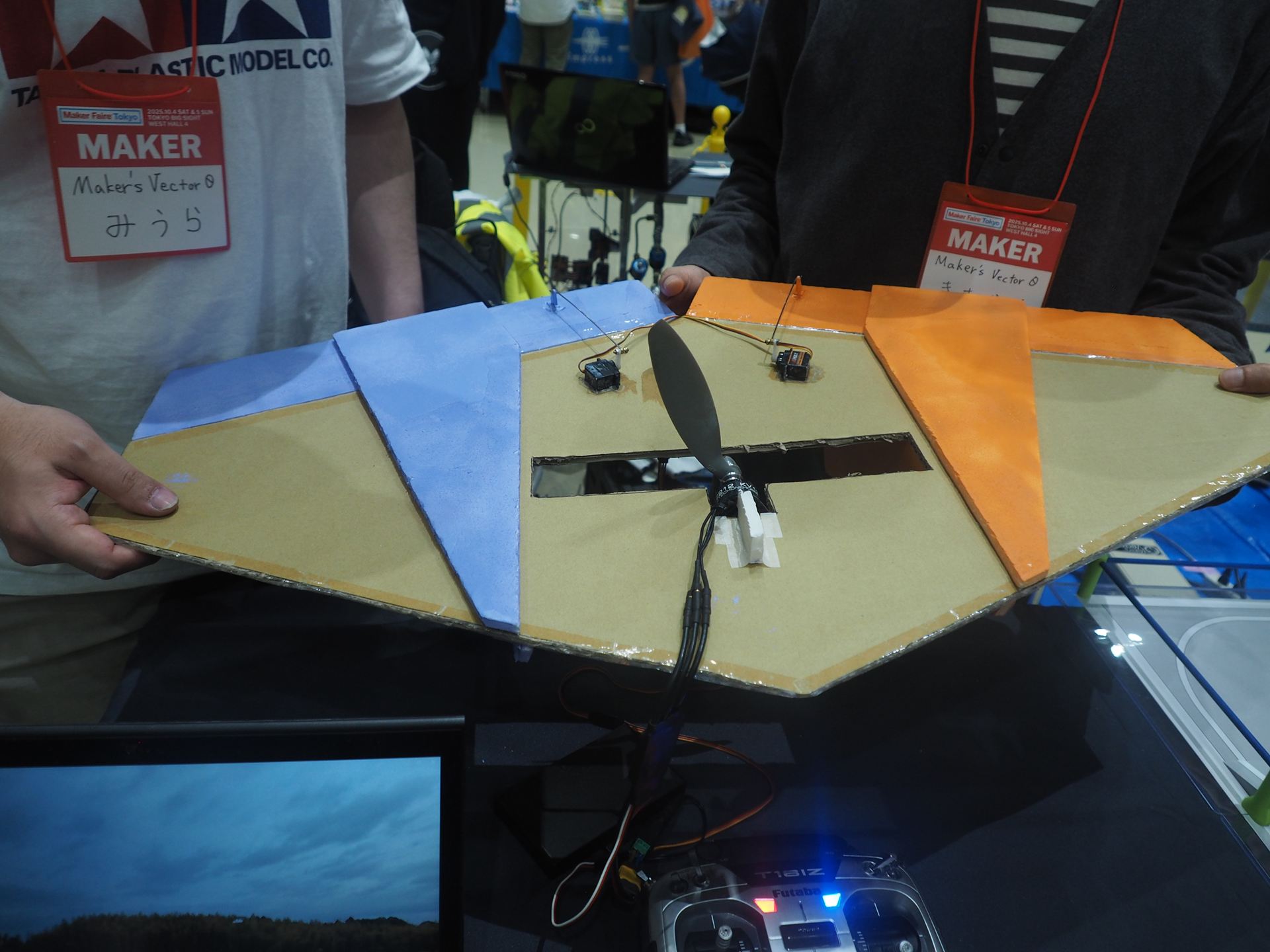 こちらはダンボールを使ったエアクラフト。空を自在に飛び回る