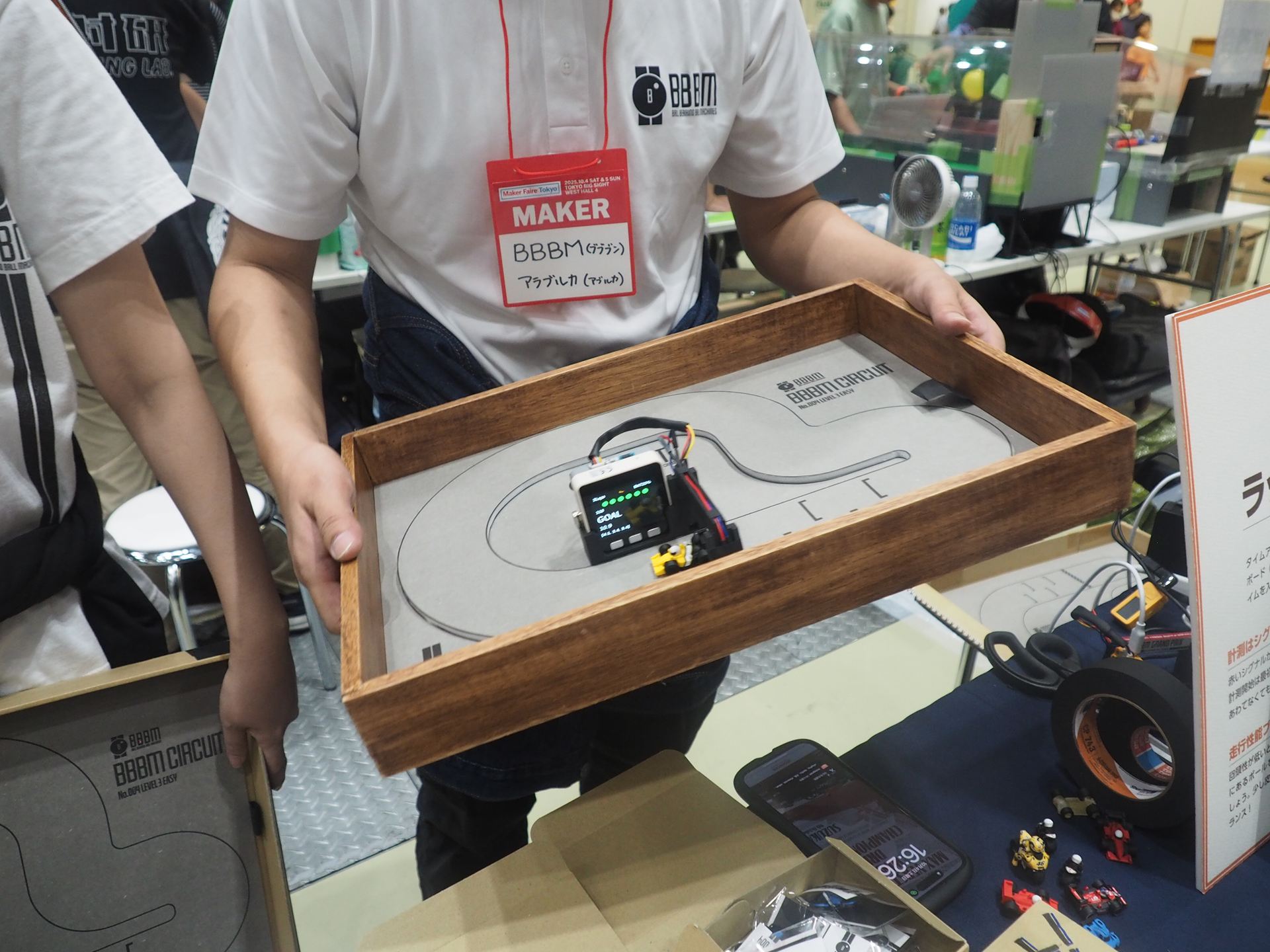 BBBMは電池不要で、このようにサーキットを傾けて操作する。結構奥が深くて面白い