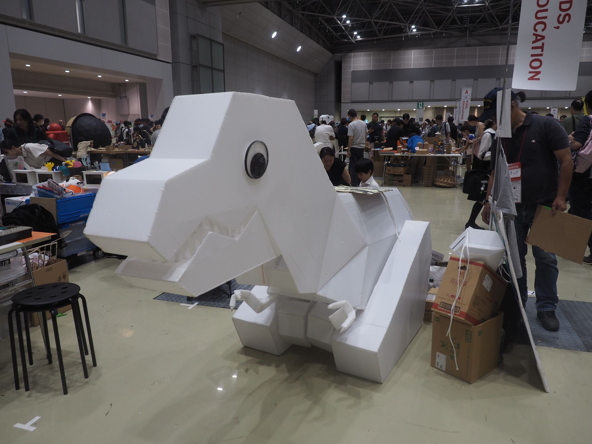 ヒゲキタさんブースで休憩中の「シン・うちのシロ」