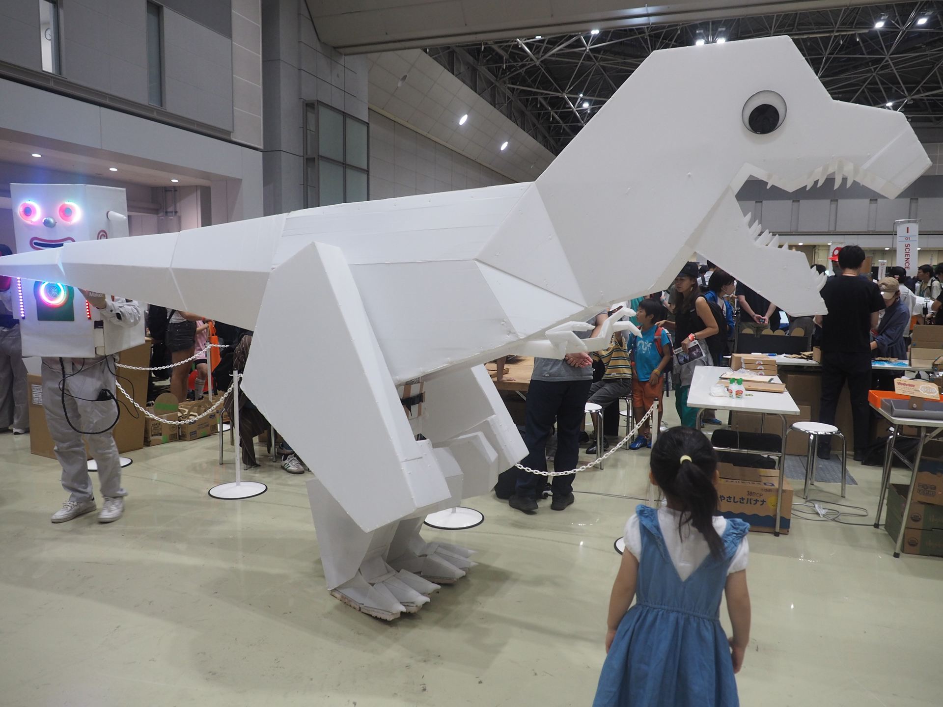 ヒゲキタさんが「シン・うちのシロ」に搭乗して会場を練り歩いた