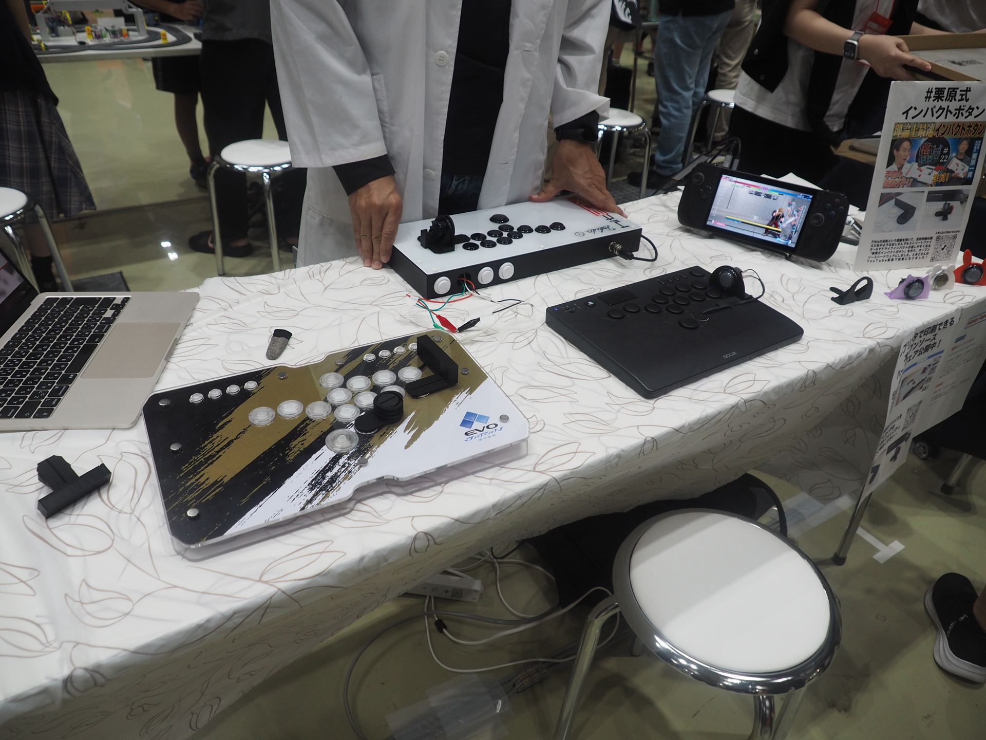 SF6界隈で話題の「栗原式インパクトボタン」を出展していた栗原一貴氏のブース