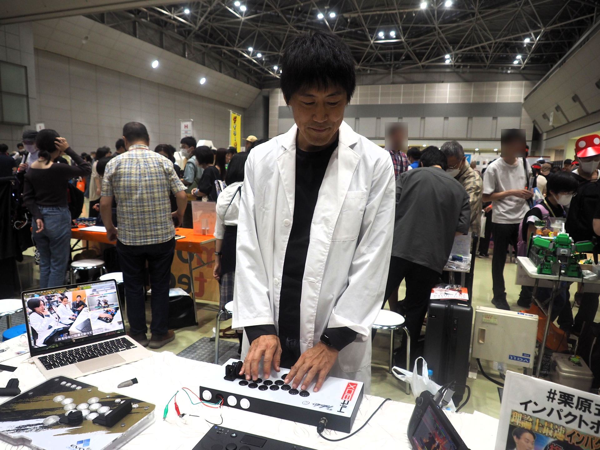 栗原一貴氏が自ら「栗原式インパクトボタン」のデモを行なっていた