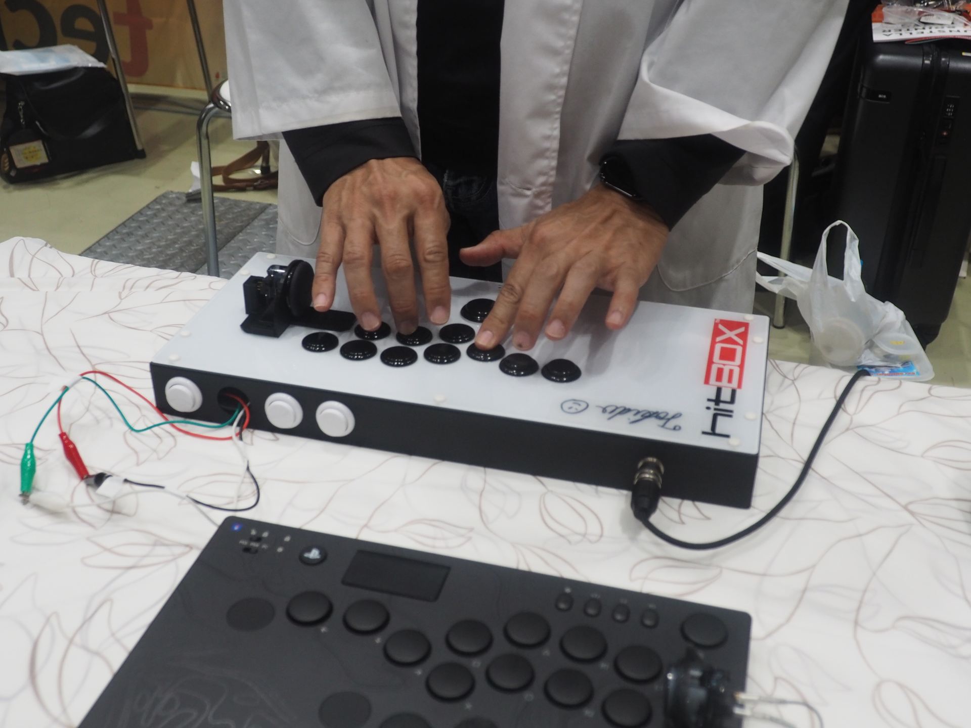 栗原式インパクトボタンの特徴は、ボタンが垂直に配置されているため、壁にぶつけるつもりで操作すればいいということだ