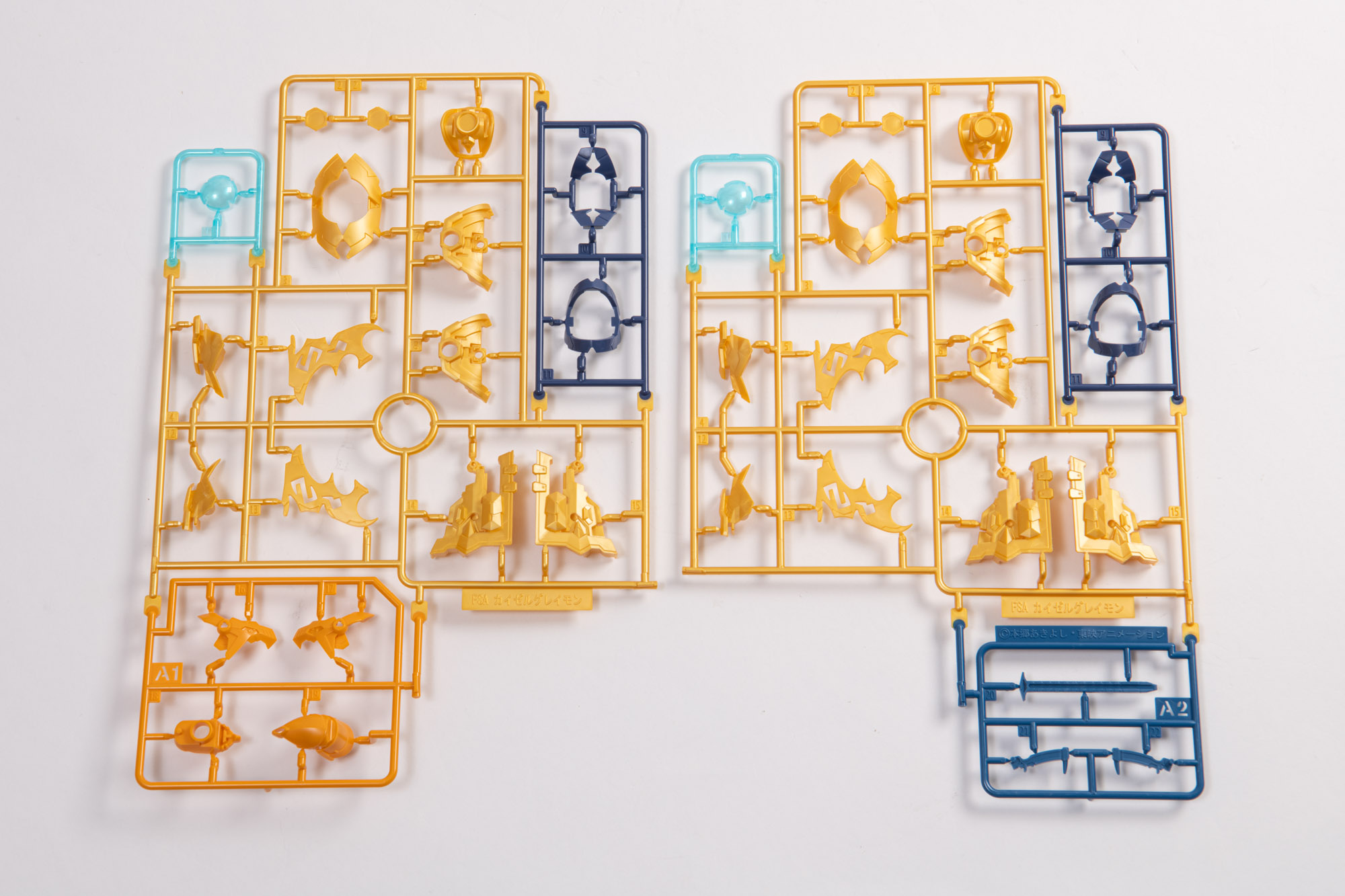 色プラで金やクリアなどの5色を使ったパーツ群だ。