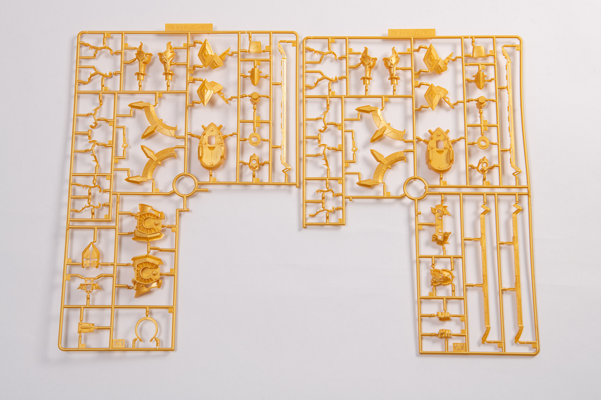 武装や装飾のパーツ。色味に高級感があり良い質感になっている。