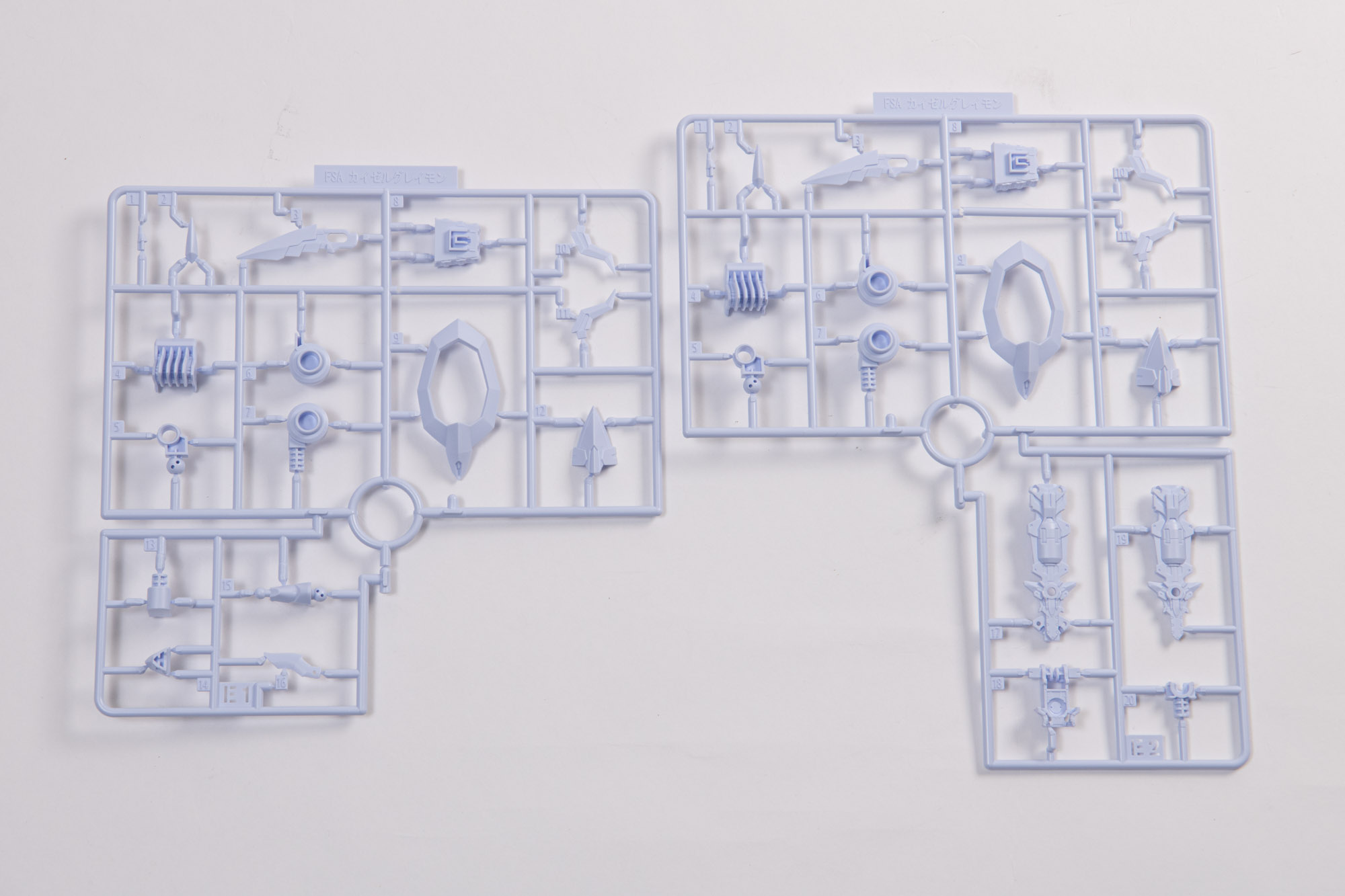 細かいパーツ群で、ところどころに入る白が良い雰囲気になる。