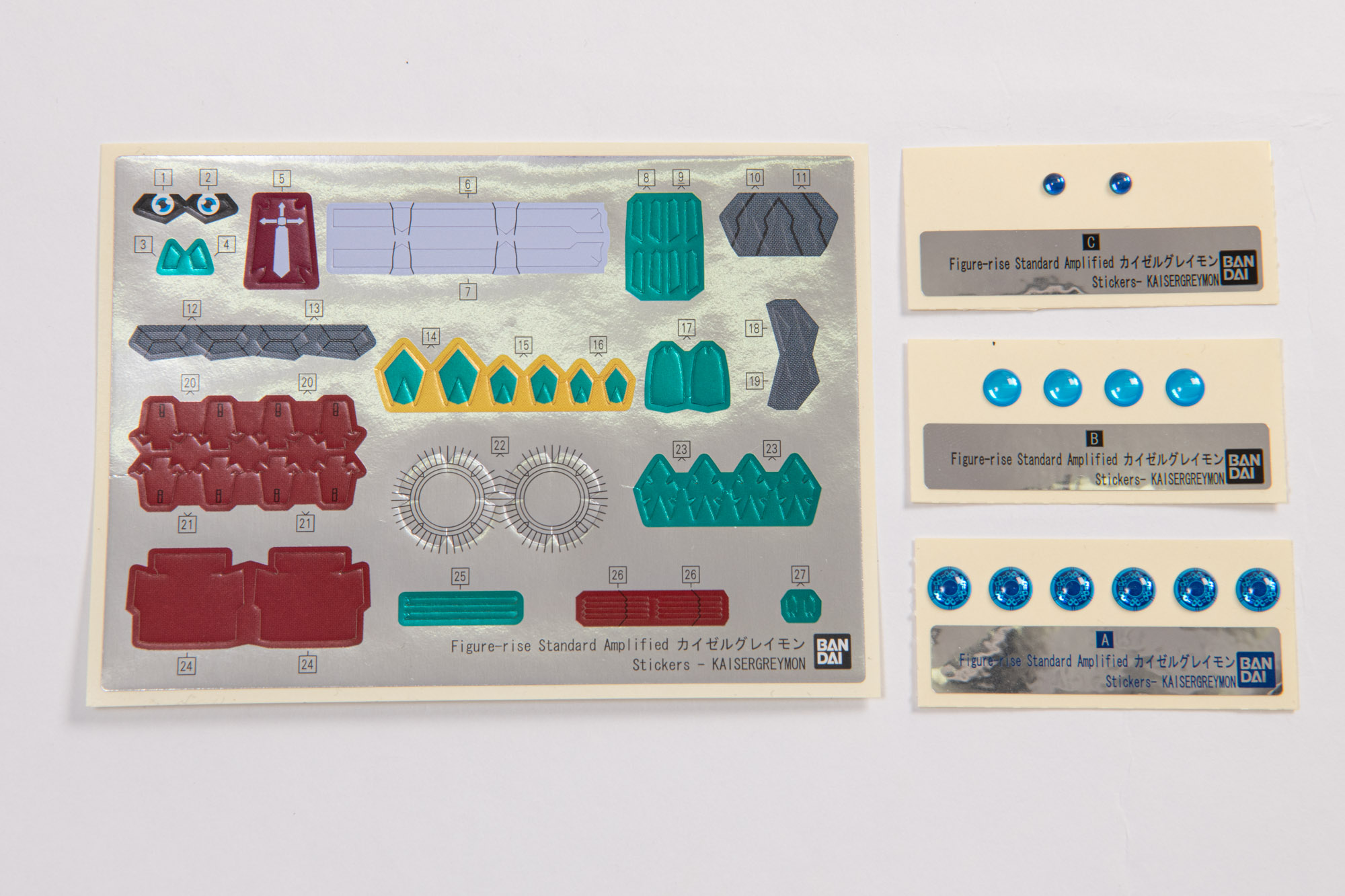 シールとジュエルシール。シールの配色も細かいのでそうした点も注目だ。