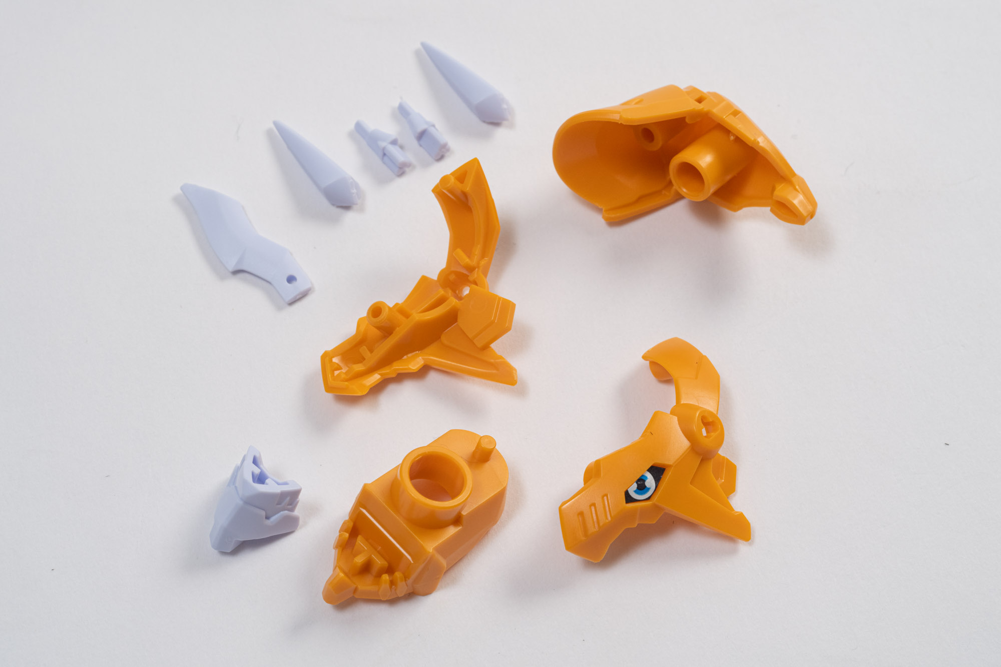 頭部パーツ全景。シンプルなパーツ構成だが、ツノの差し込み部分は根本が細いので注意が必要だ。