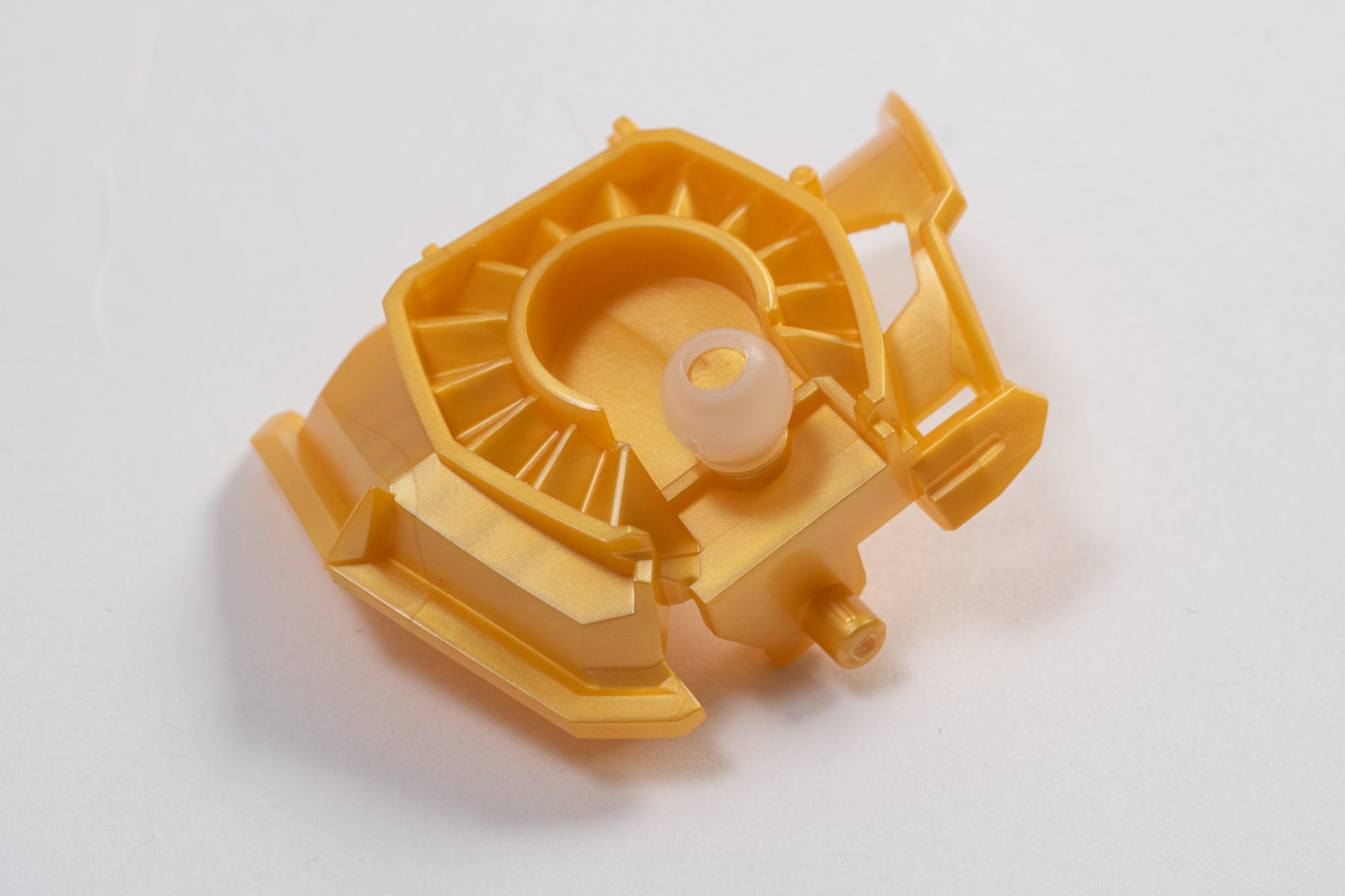 このジョイントパーツにより動きがスムーズで、かつしっかりと固定される。レイヤーを重ねて肩の根本を組み立てていく。