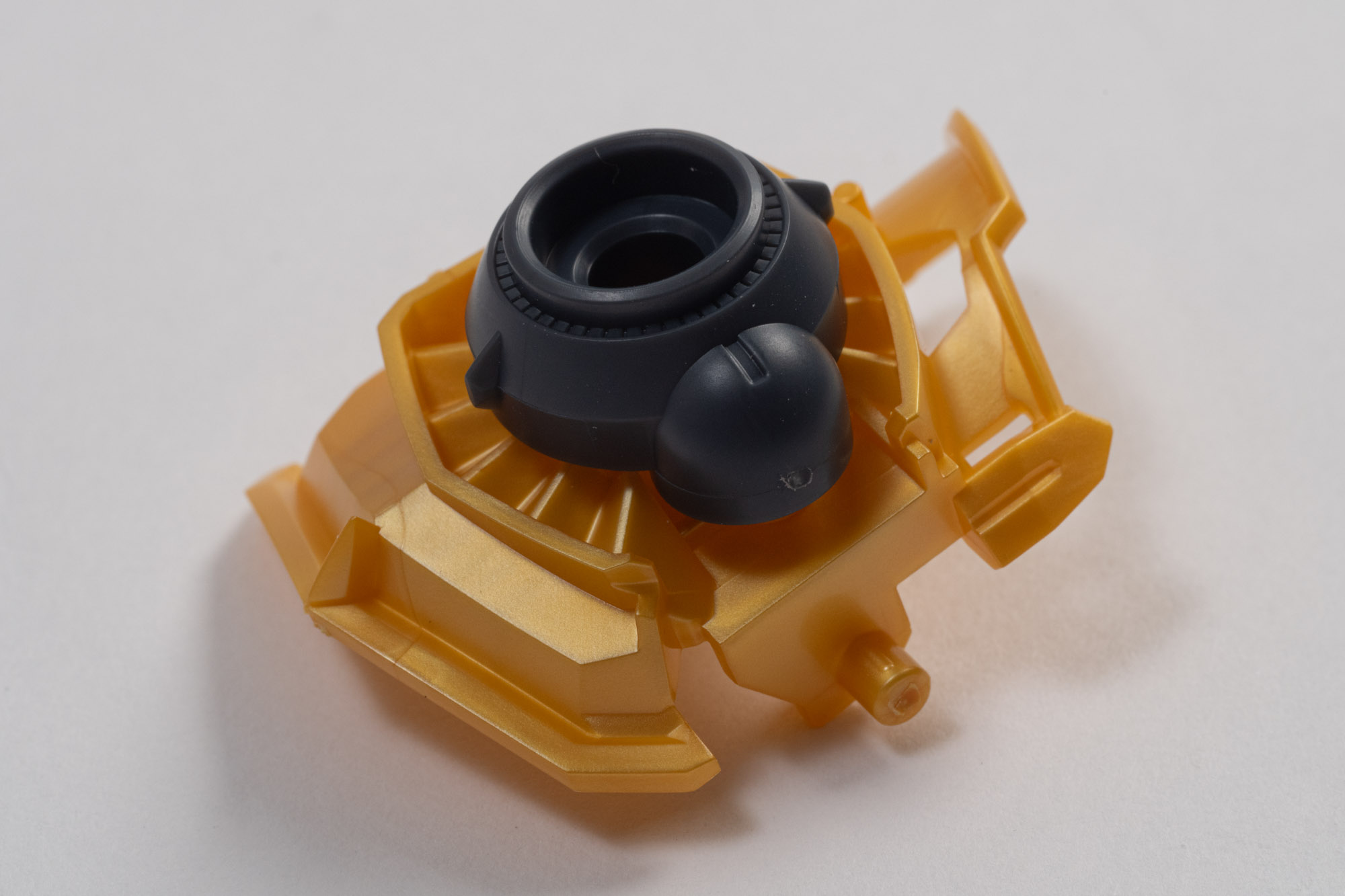 このジョイントパーツにより動きがスムーズで、かつしっかりと固定される。レイヤーを重ねて肩の根本を組み立てていく。