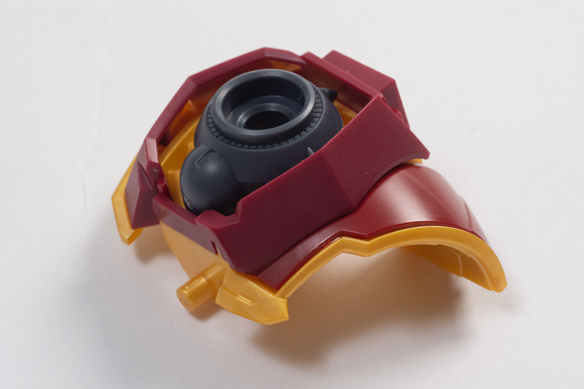 このジョイントパーツにより動きがスムーズで、かつしっかりと固定される。レイヤーを重ねて肩の根本を組み立てていく。