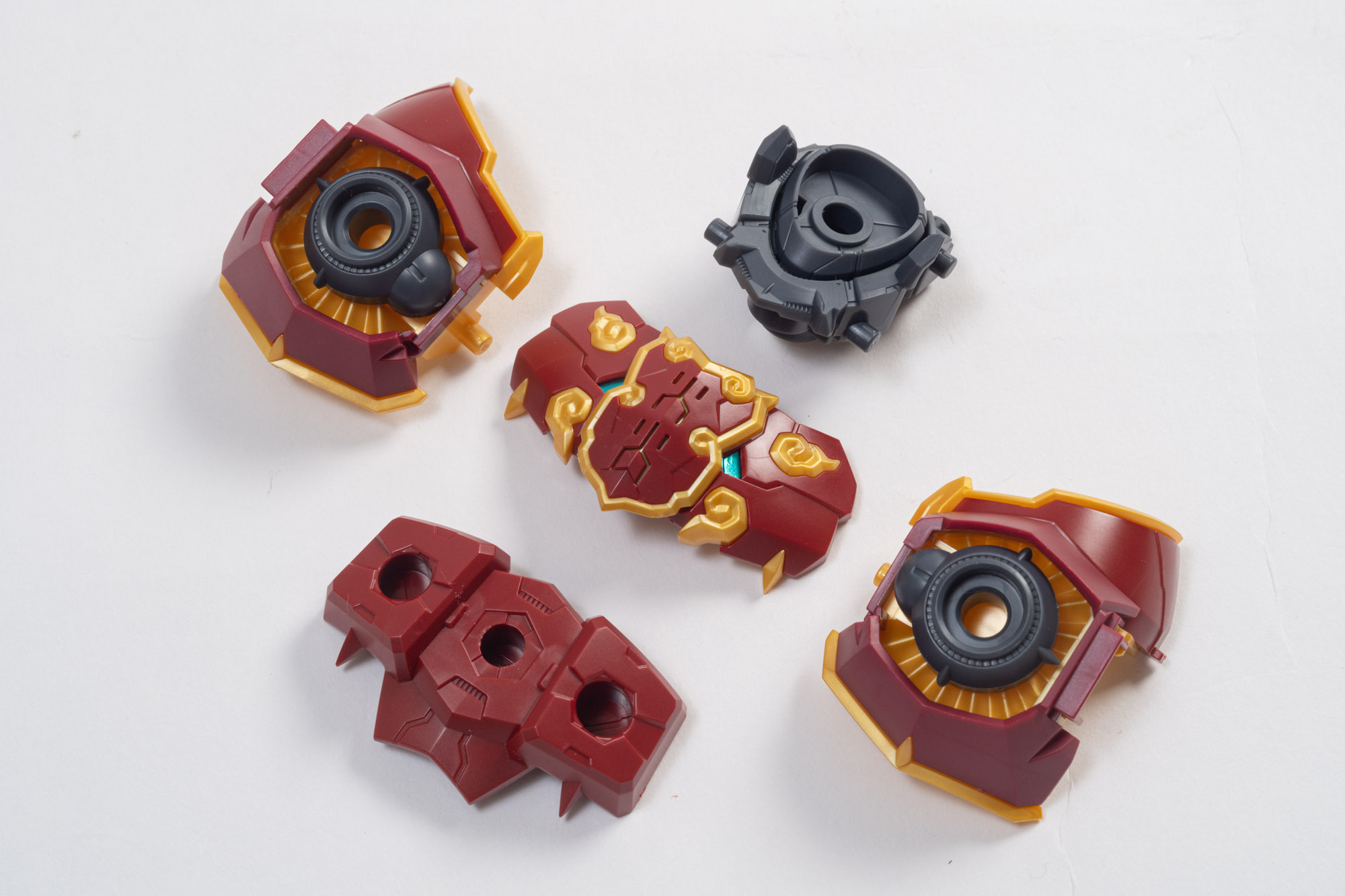 内部空洞でパーツを組み立てて胸部を完成させる。胸のエンブレムもしっかりと再現！