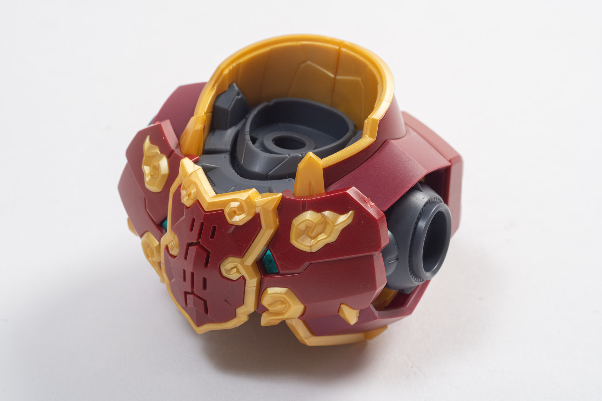 内部空洞でパーツを組み立てて胸部を完成させる。胸のエンブレムもしっかりと再現！