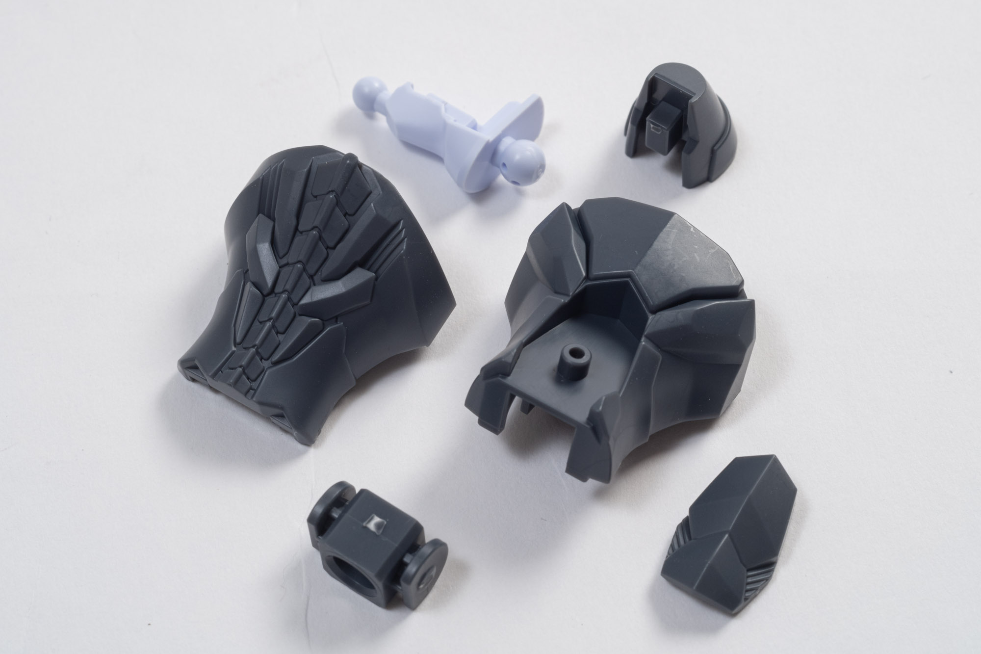 首、腹部パーツ全景。細かくモールドが掘られており、かっこいいディテールだ。