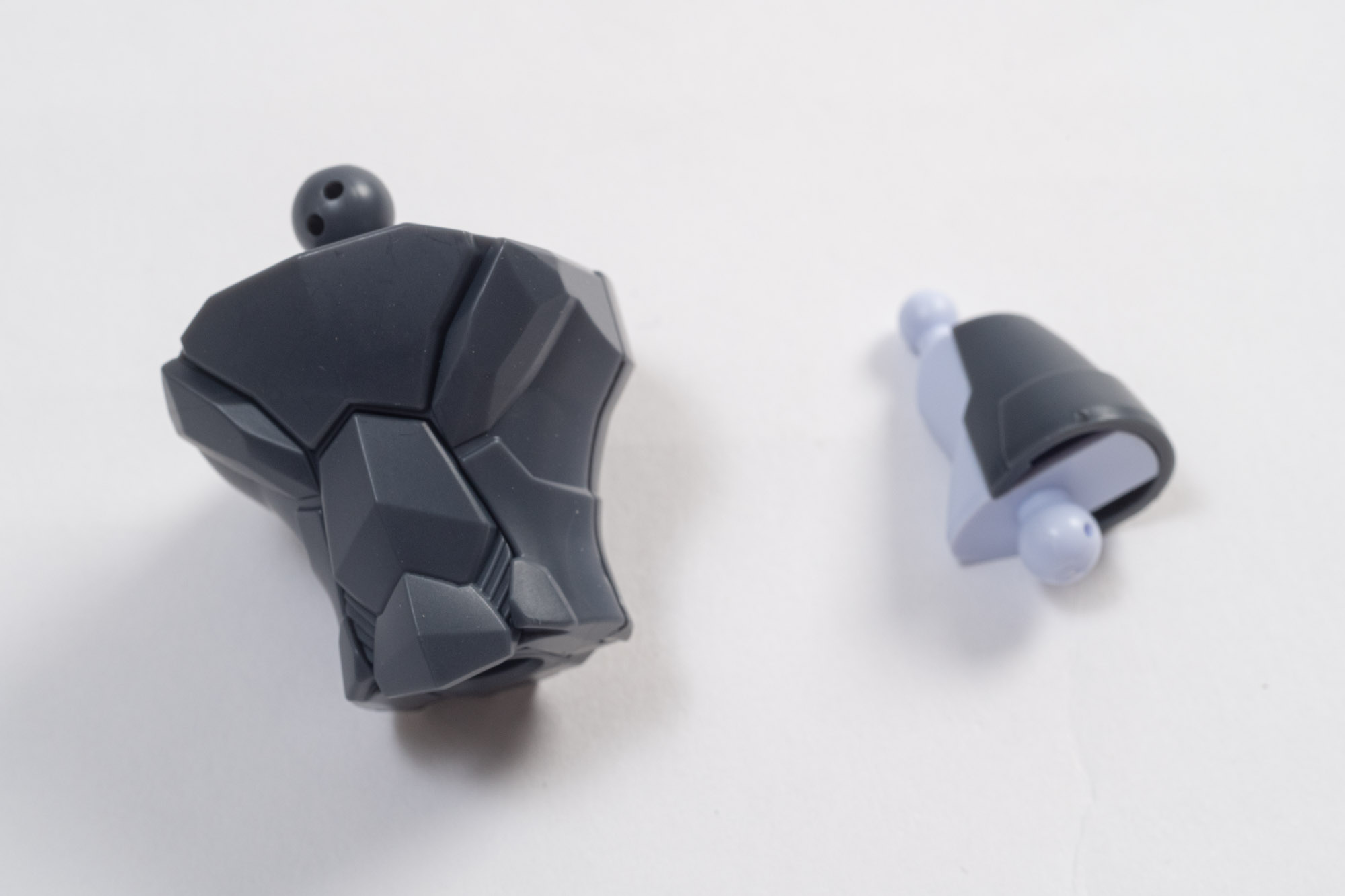 首、腹部パーツ全景。細かくモールドが掘られており、かっこいいディテールだ。