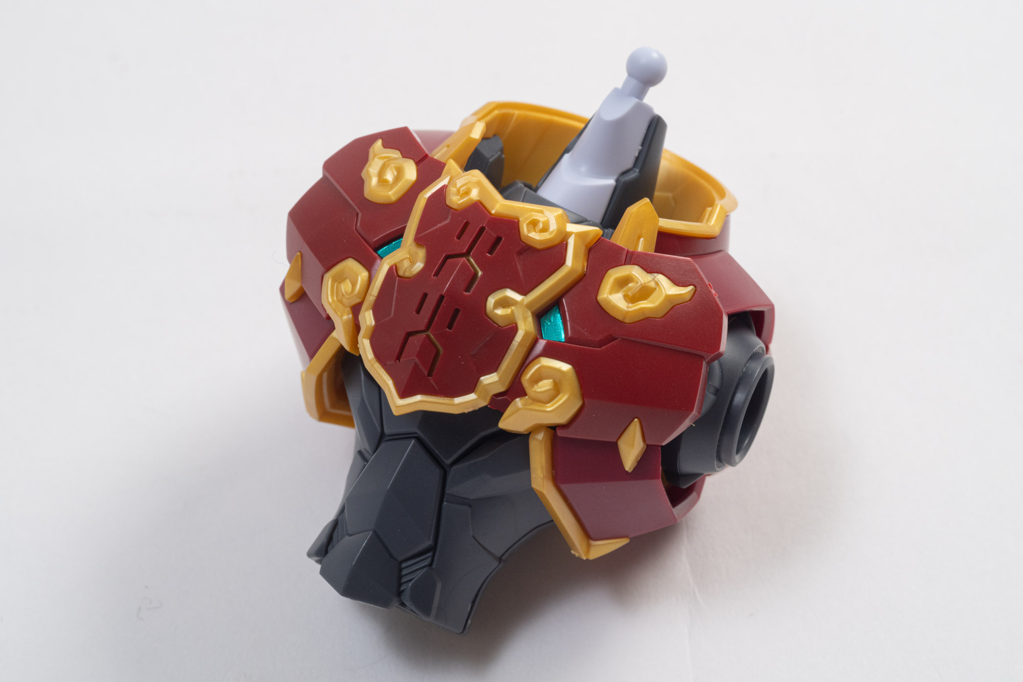 ここまでのパーツを組み立てて胸部完成。金の縁取りが美しい。