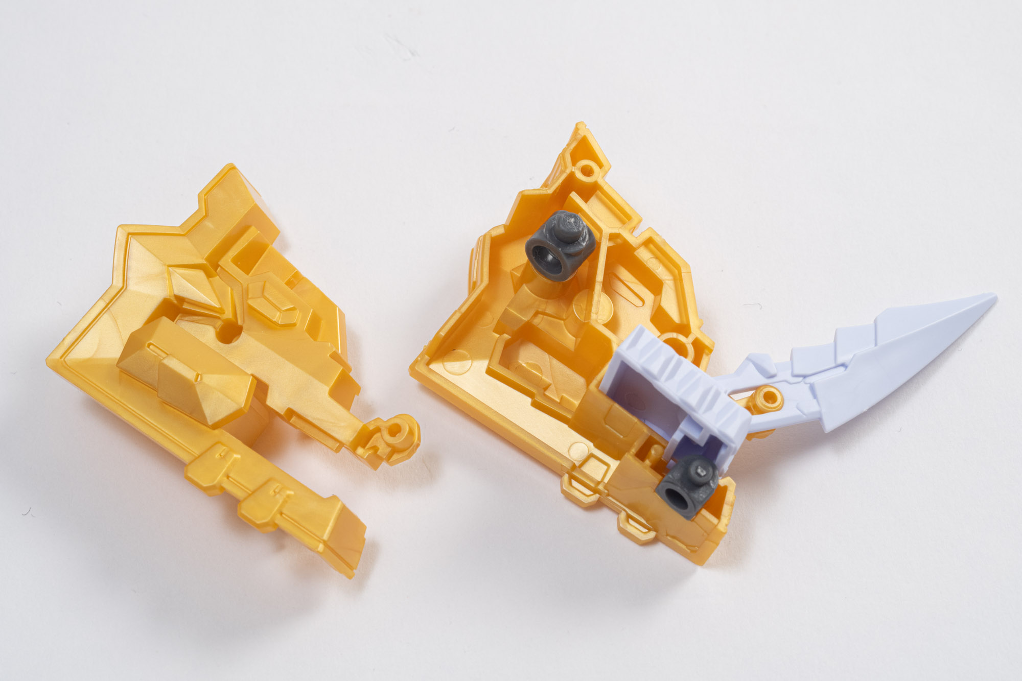 まずは肩パーツ。角が飛び出るギミックを作っていく。