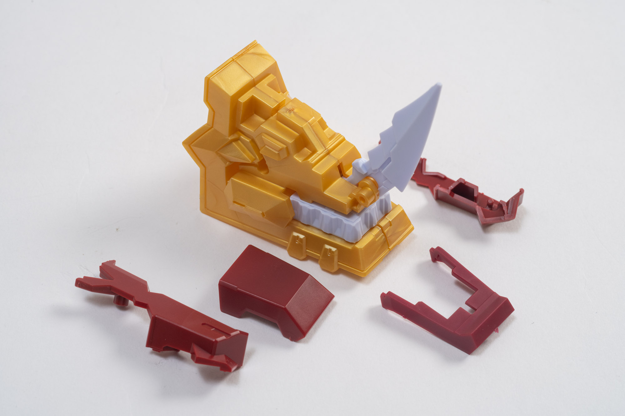 まずは肩パーツ。角が飛び出るギミックを作っていく。