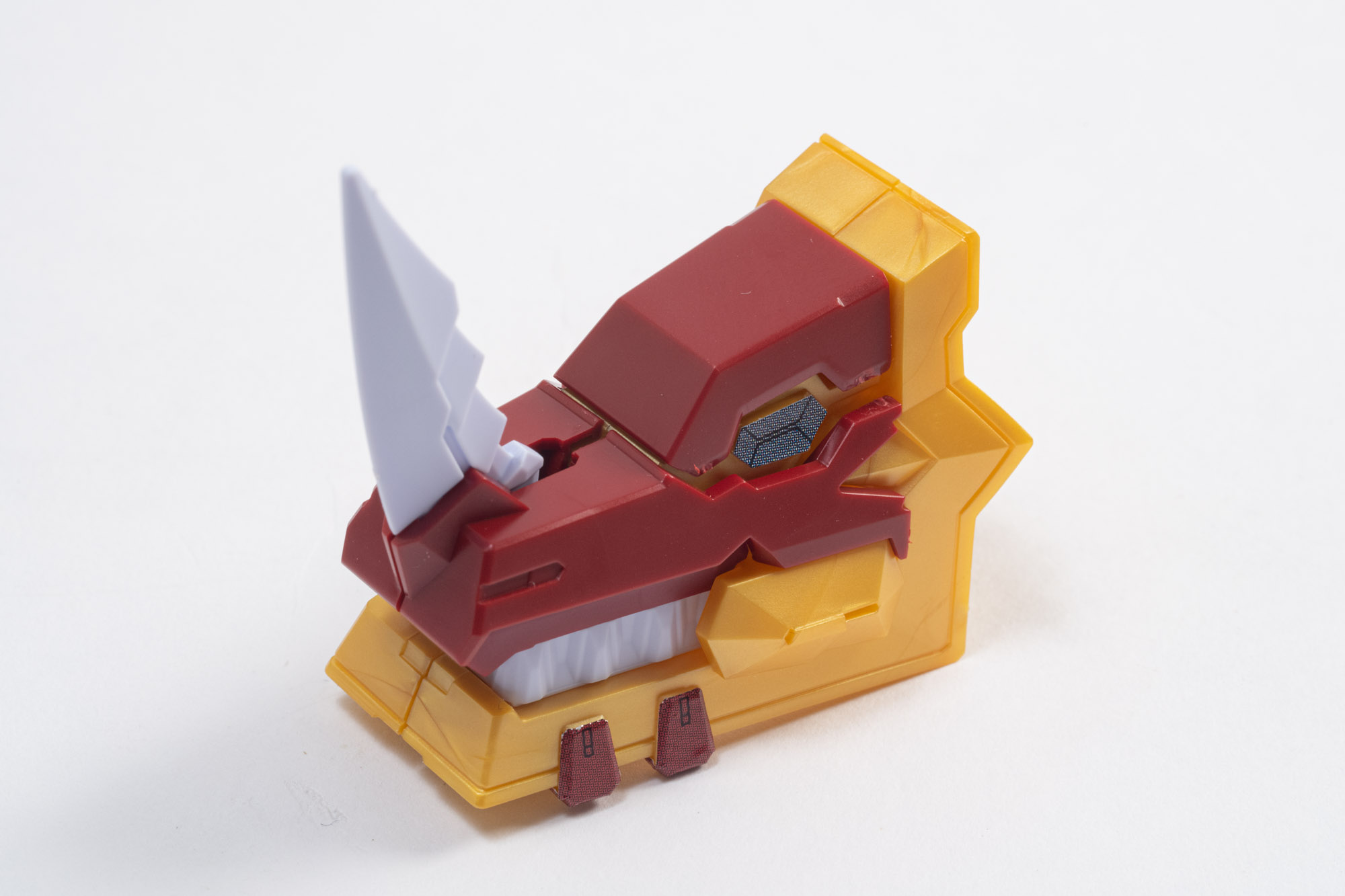 ベースの金に赤の外装をはめ込んで、シールを貼れば完成。