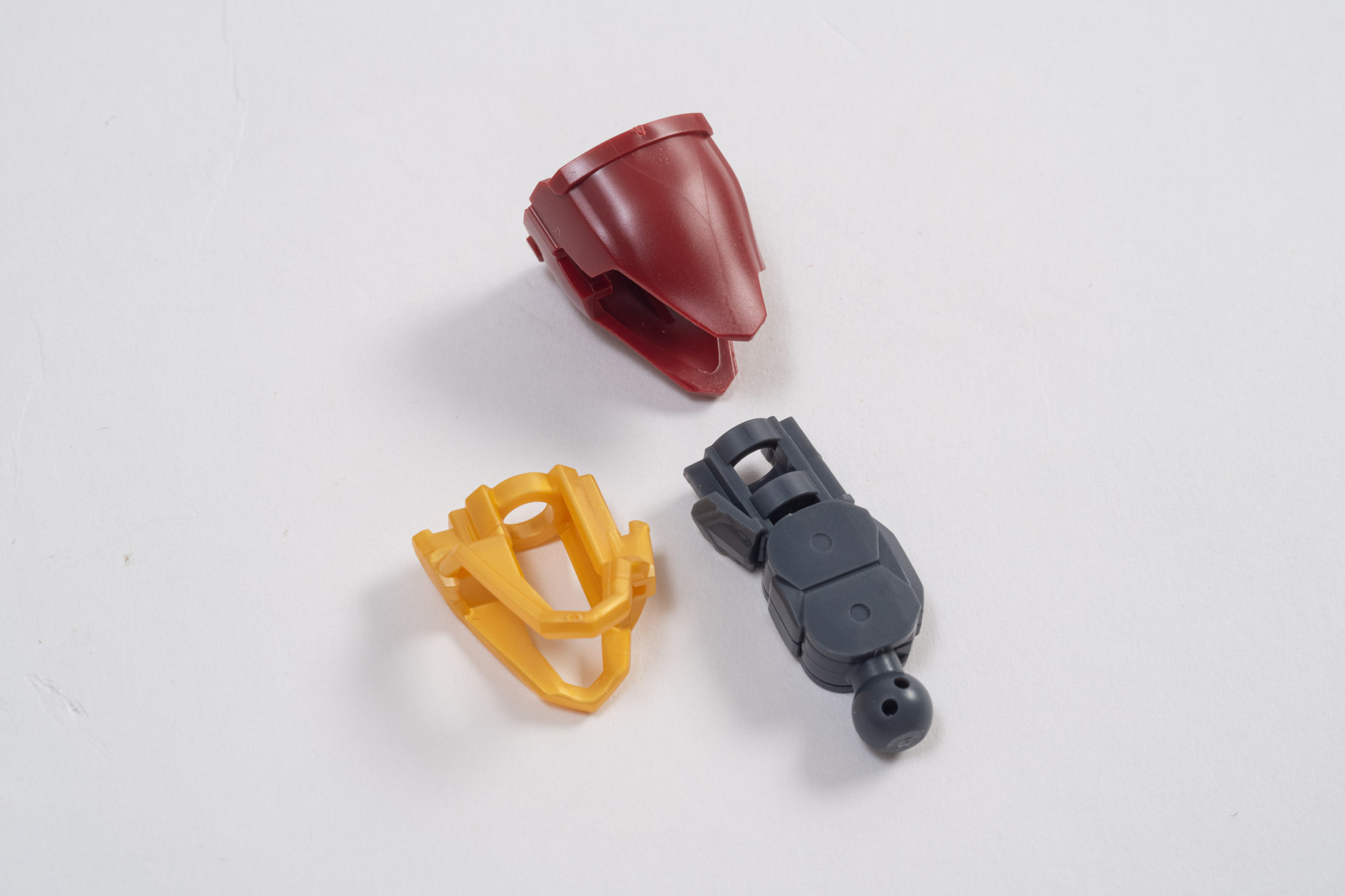 次に腕の関節。赤色の艶感が本当に綺麗だ。