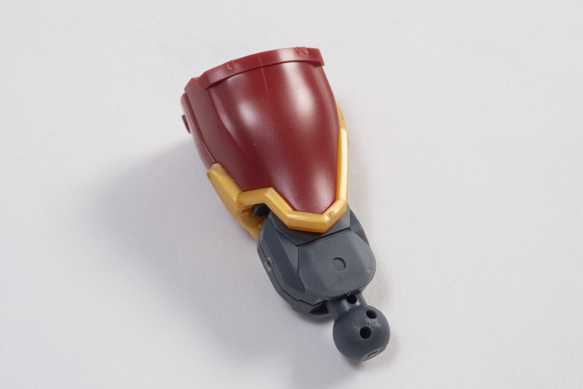 次に腕の関節。赤色の艶感が本当に綺麗だ。