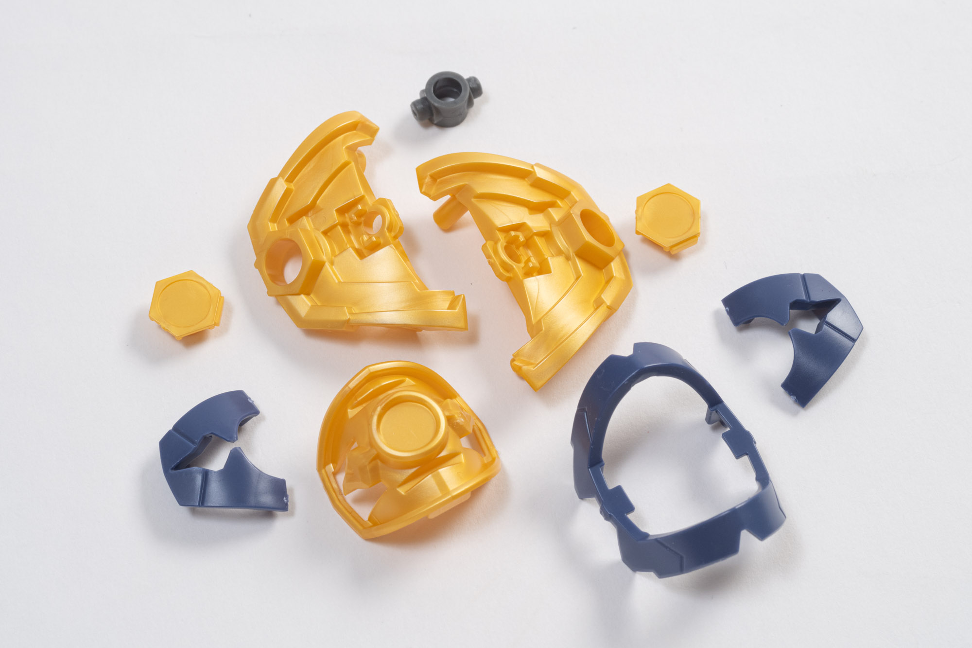 腕の竜の装甲パーツの一部。紺と金も非常にいい組み合わせだ。