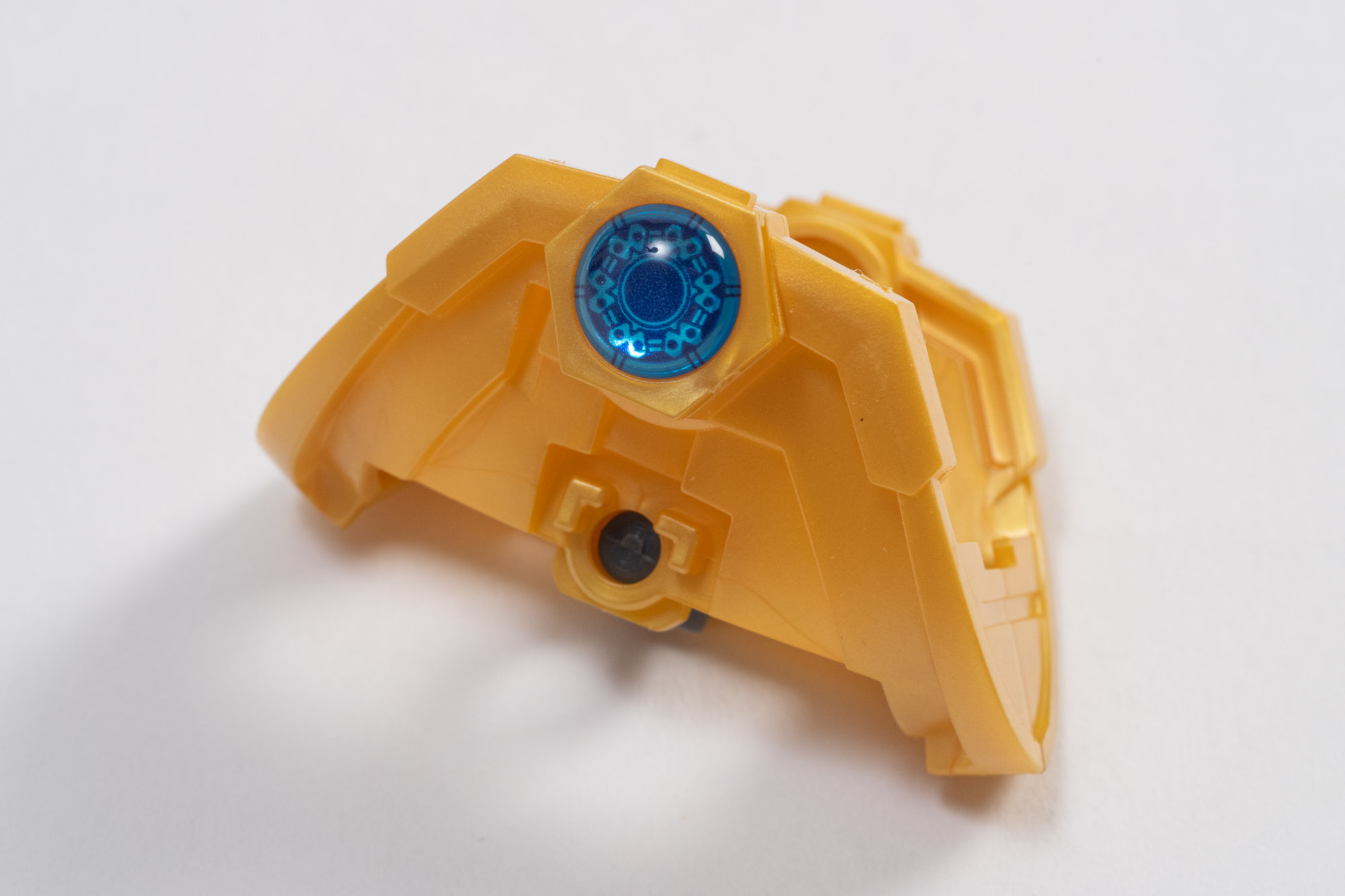 ジュエルパーツの内部にも細かい紋様が施されている。