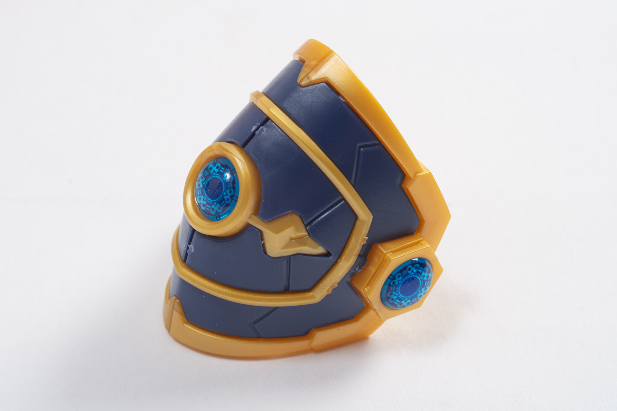 3つのジュエルパーツが映える鎧になっている。