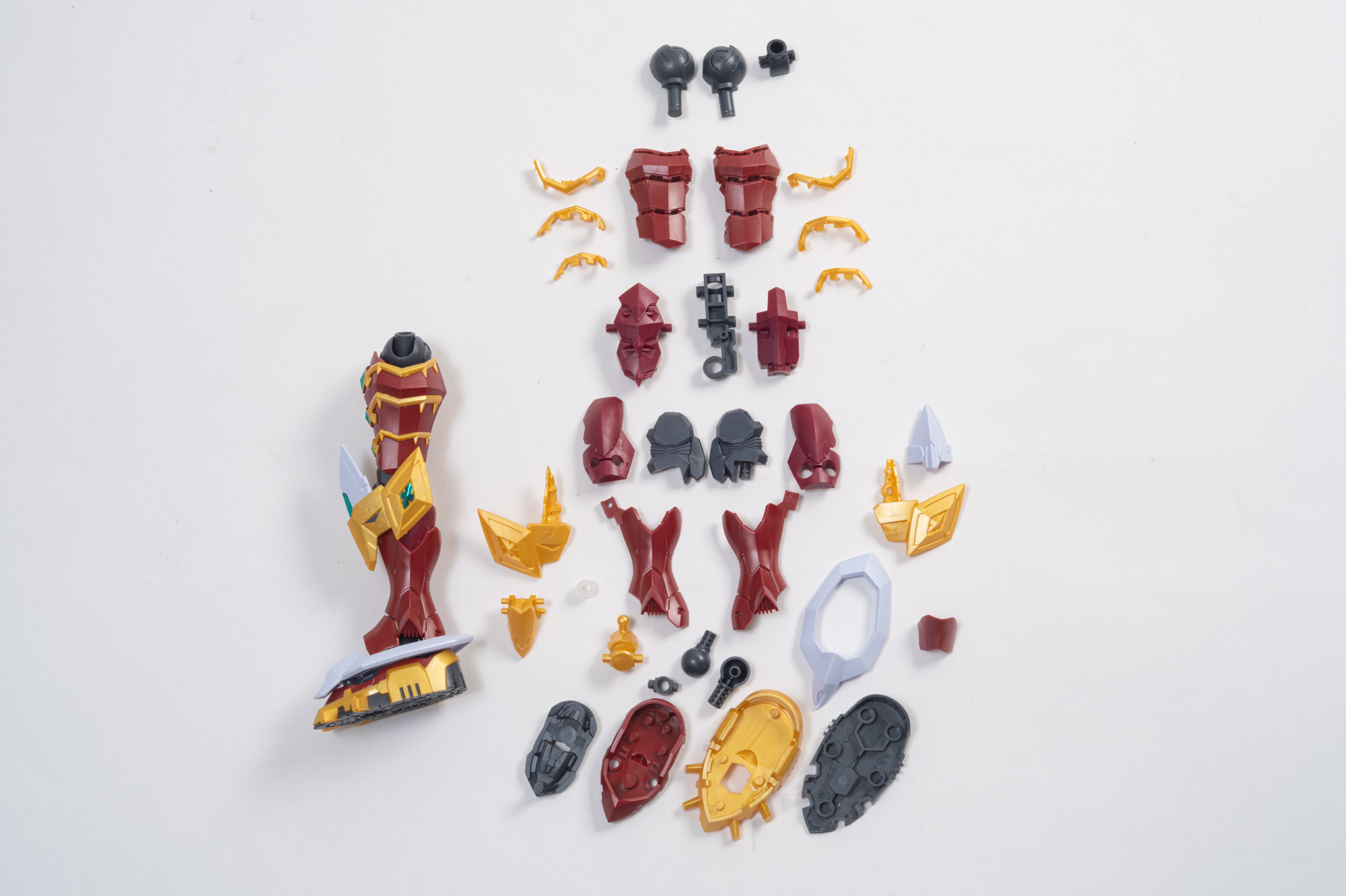 次は両足。こちらも両腕同様パーツの量があるので丁寧に作業していく。