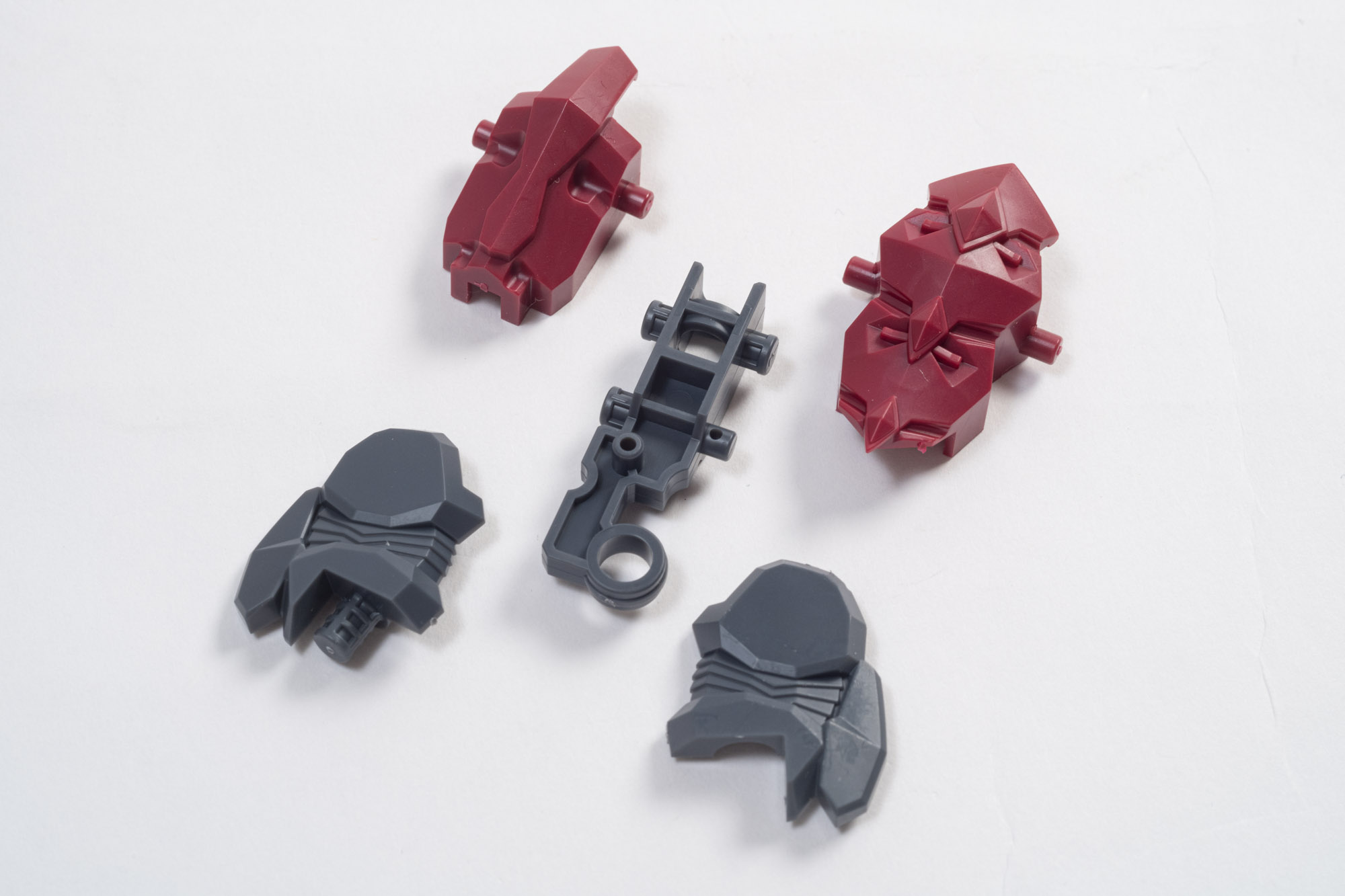 次は太もも部分。こちらは少し暗い赤色だ。