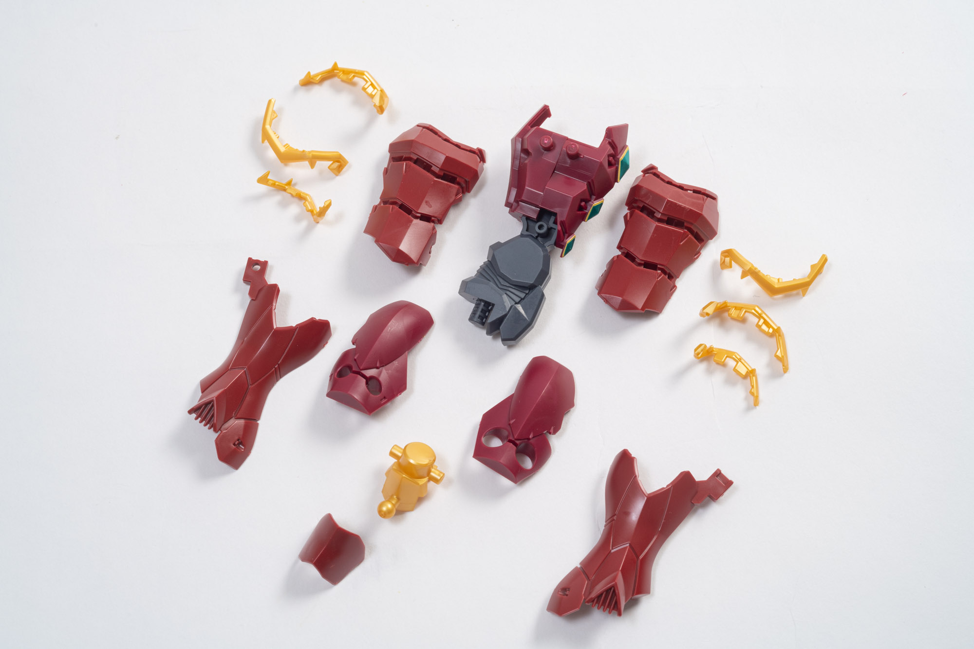 太ももから下を組み立てていく。太ももの中と外で赤が微妙に異なる。