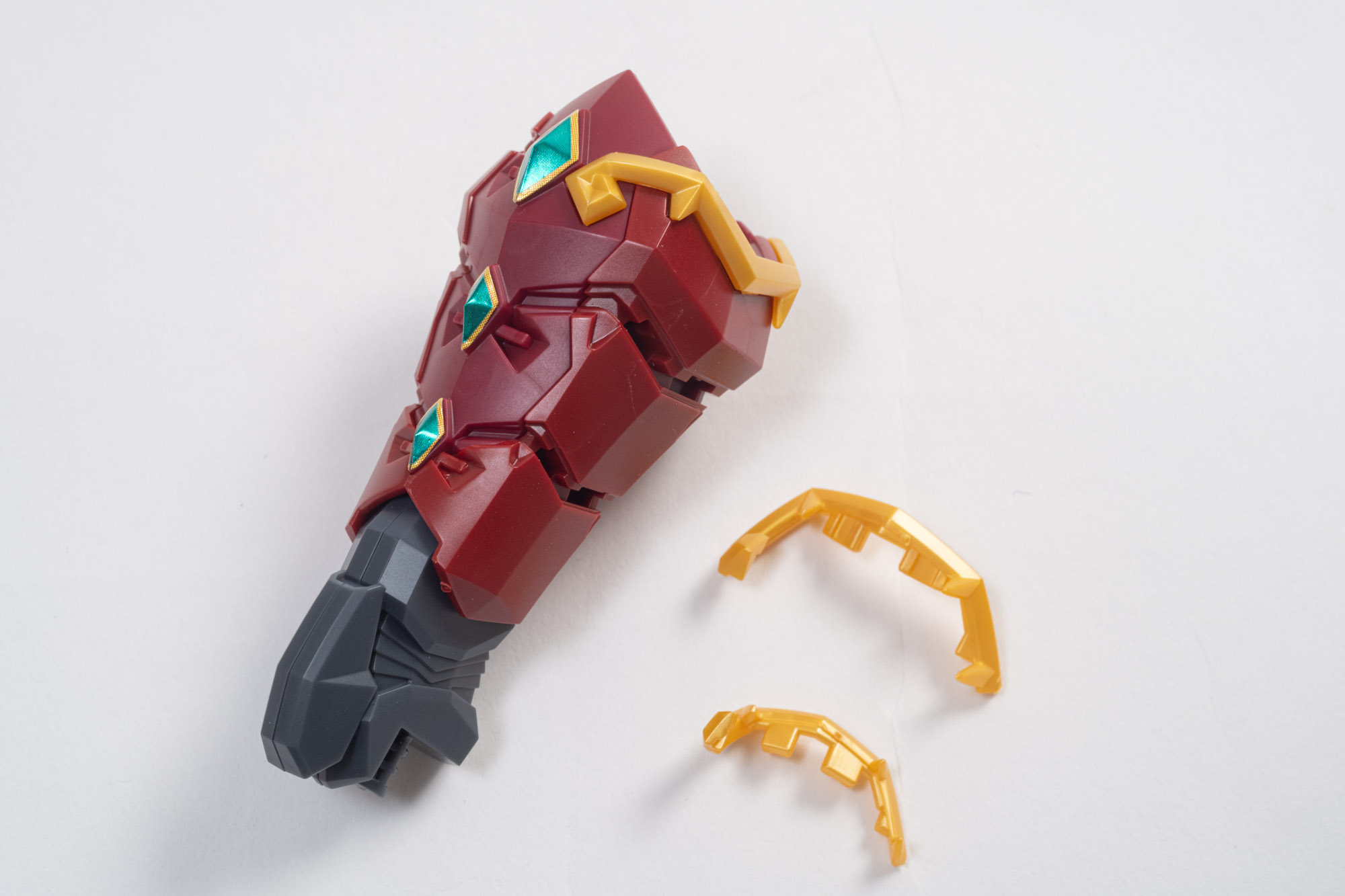 金色のパーツを差し込んでディテールを増やしていく。