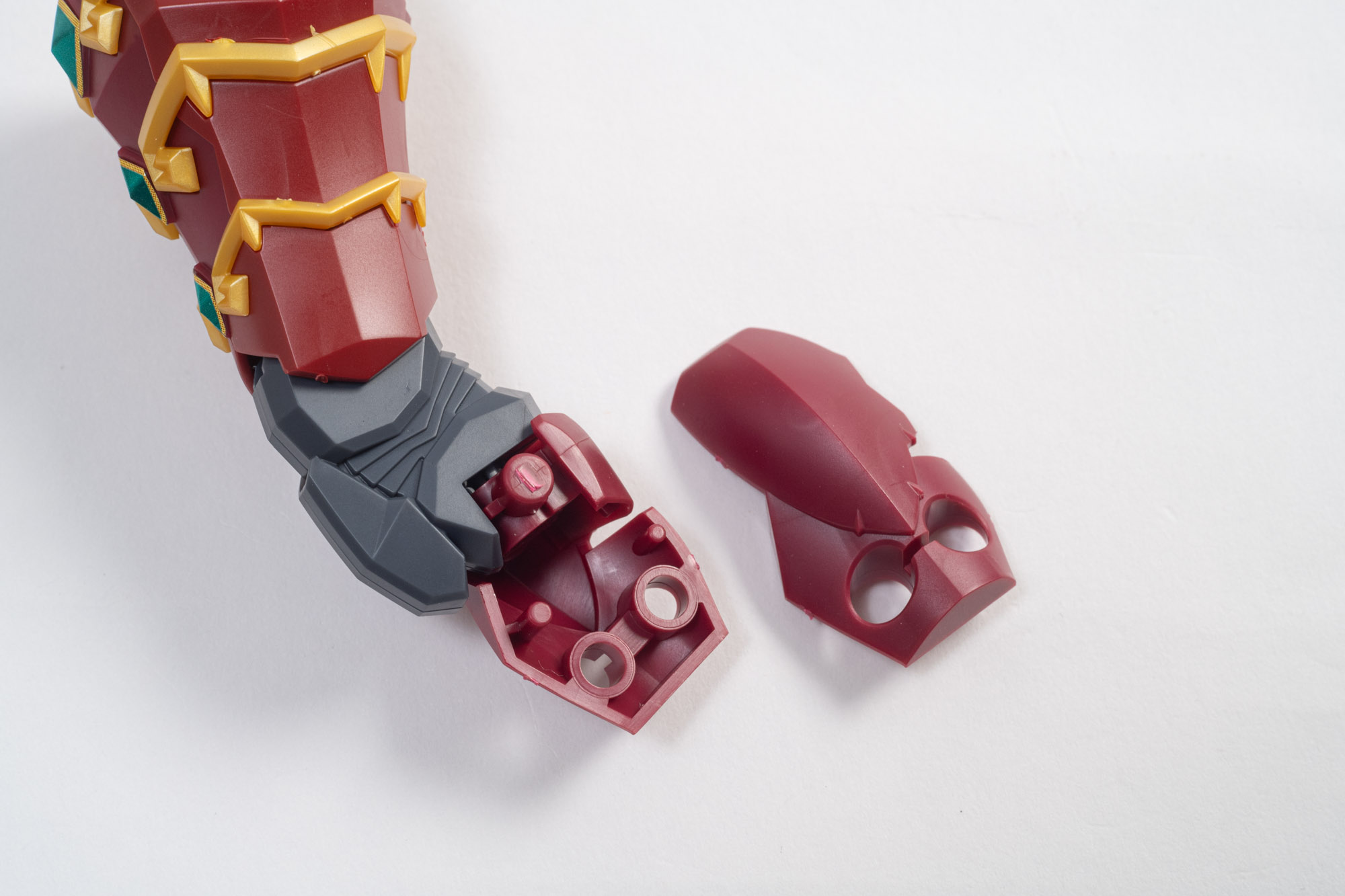 脛部分も中が暗く外が明るい赤味になっている。