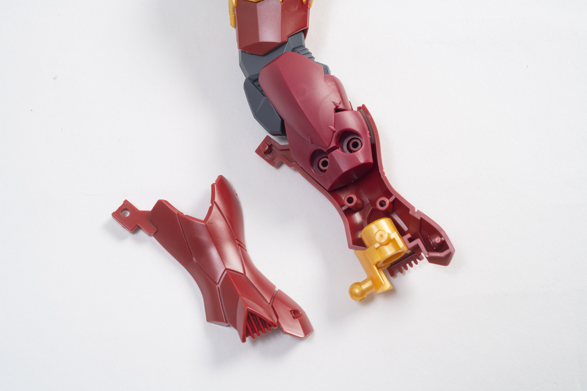 ジョイントを差し込んでパーツをはめ込む。