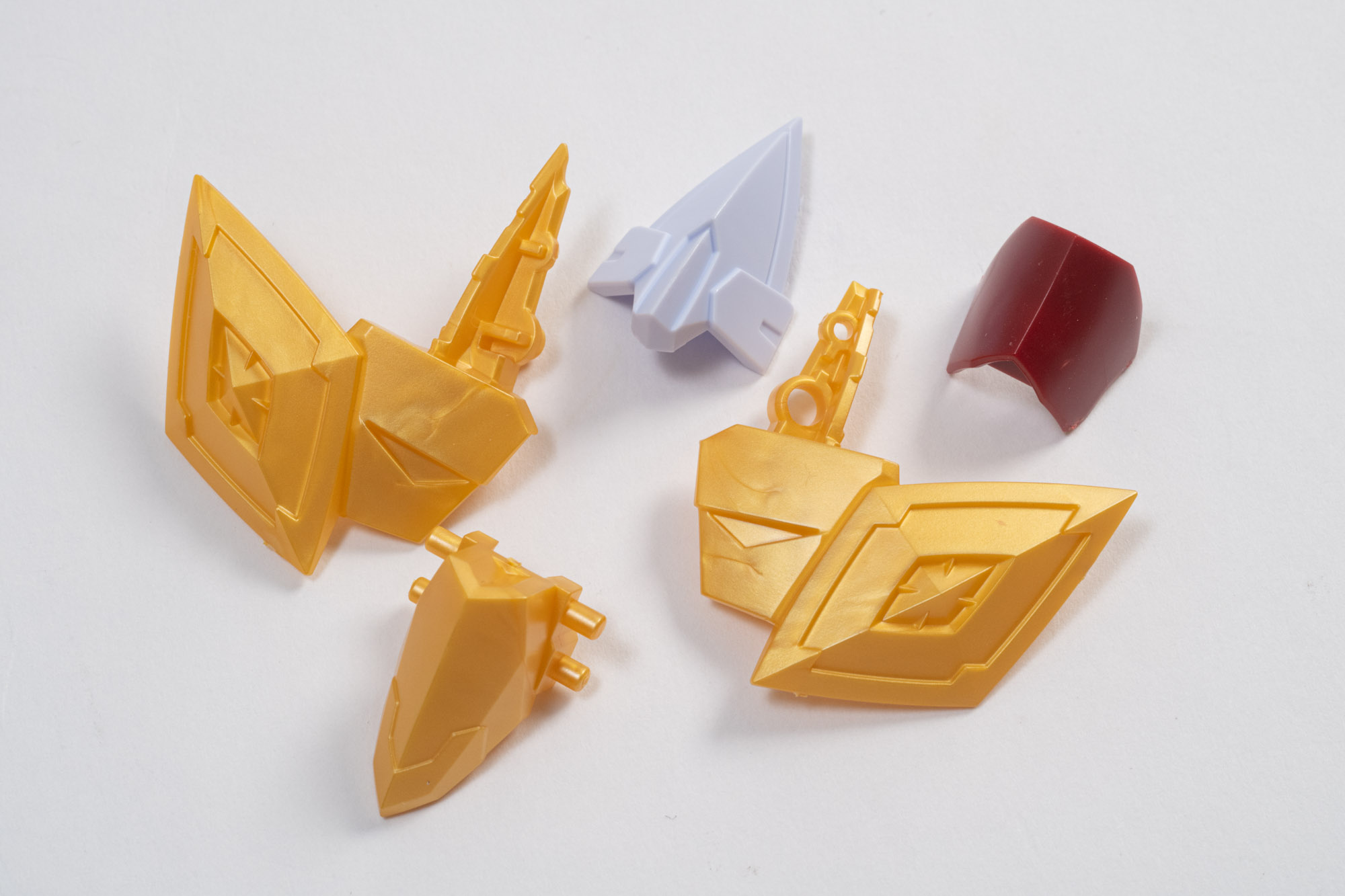 龍型の膝当て。シールを貼るだけで綺麗に仕上がる。