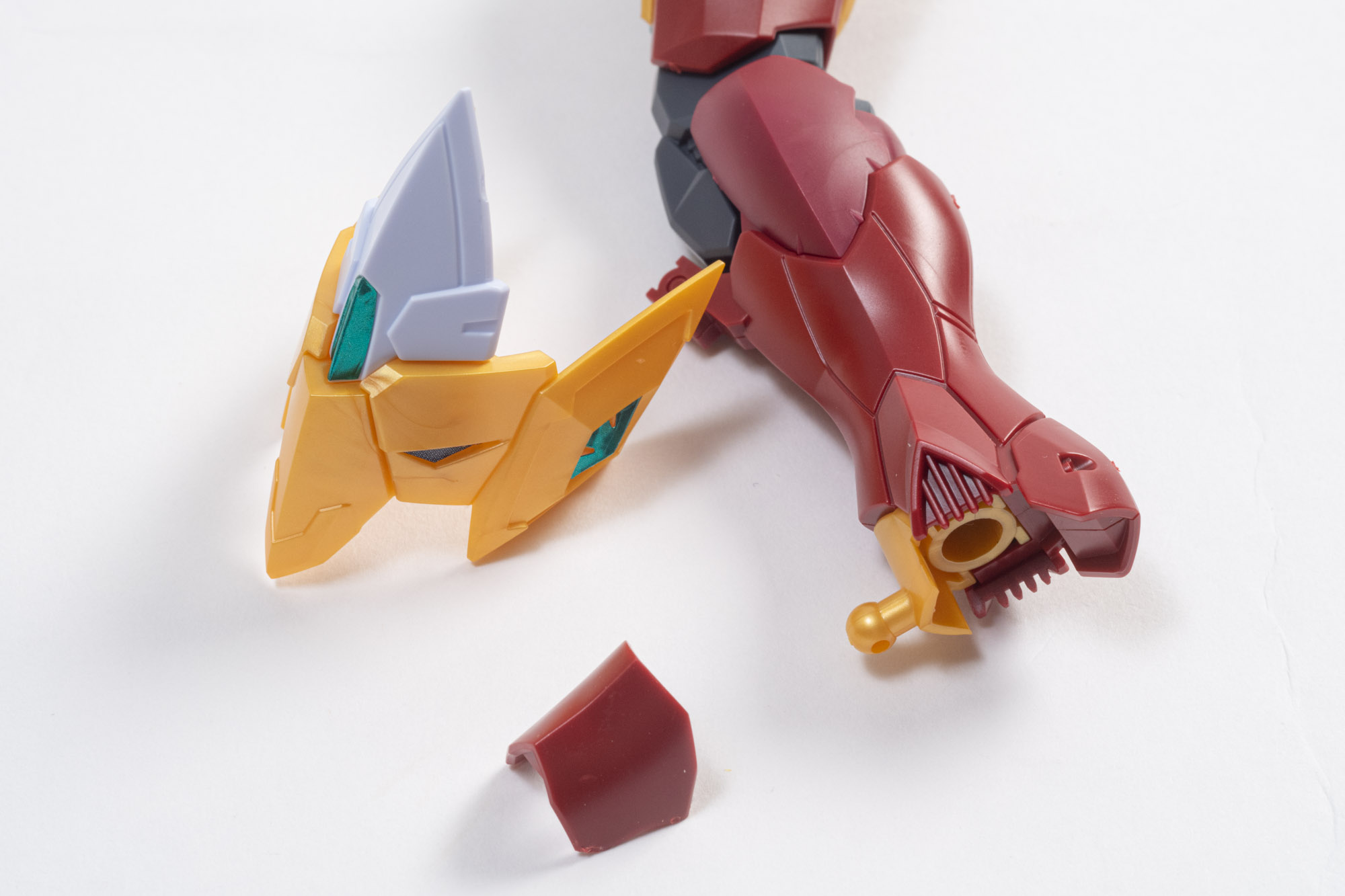 龍型の膝当て。シールを貼るだけで綺麗に仕上がる。