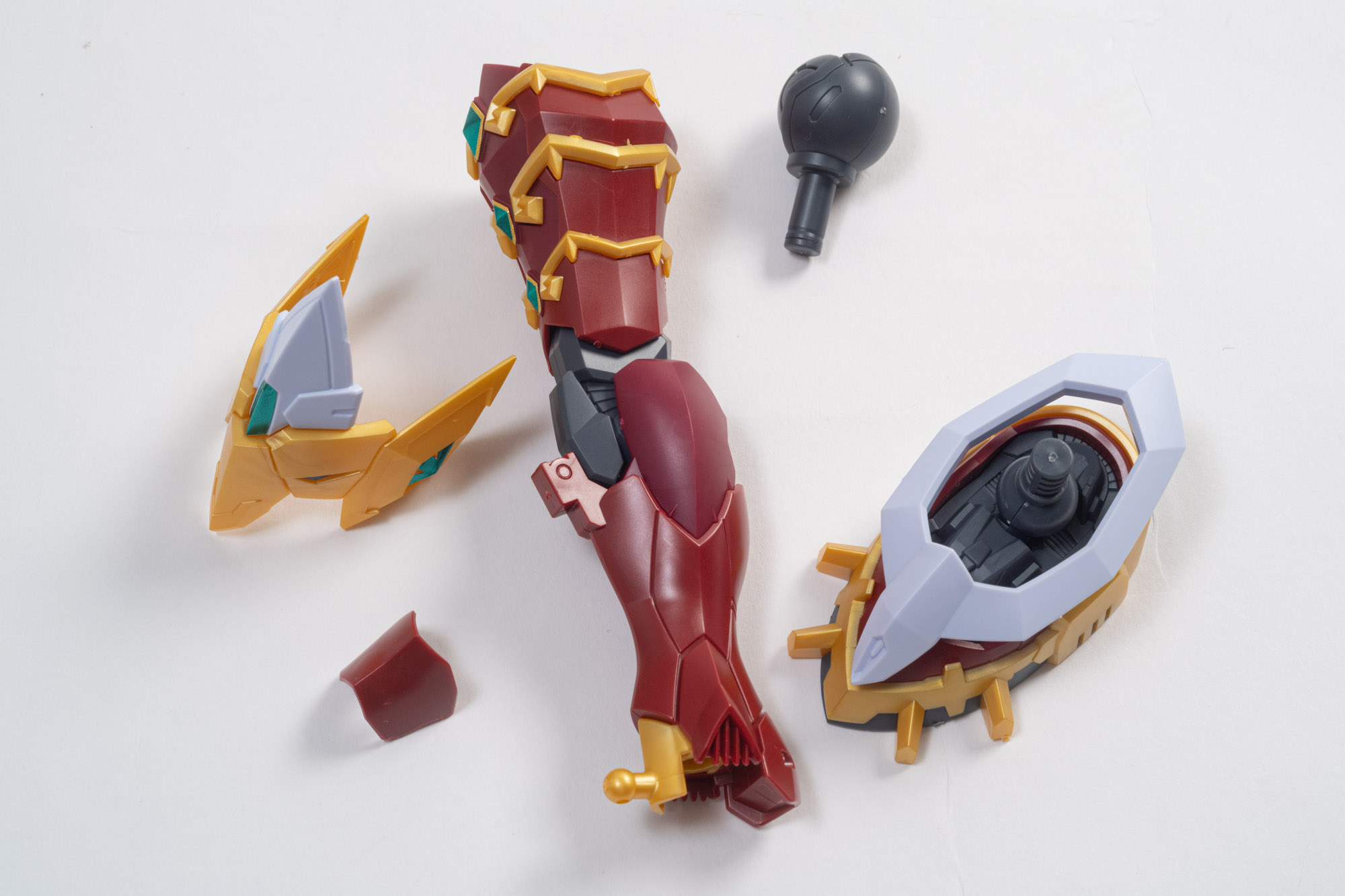 脚部全景を並べるとこちらもしっかりした大ぶりなパーツが組み上がる。