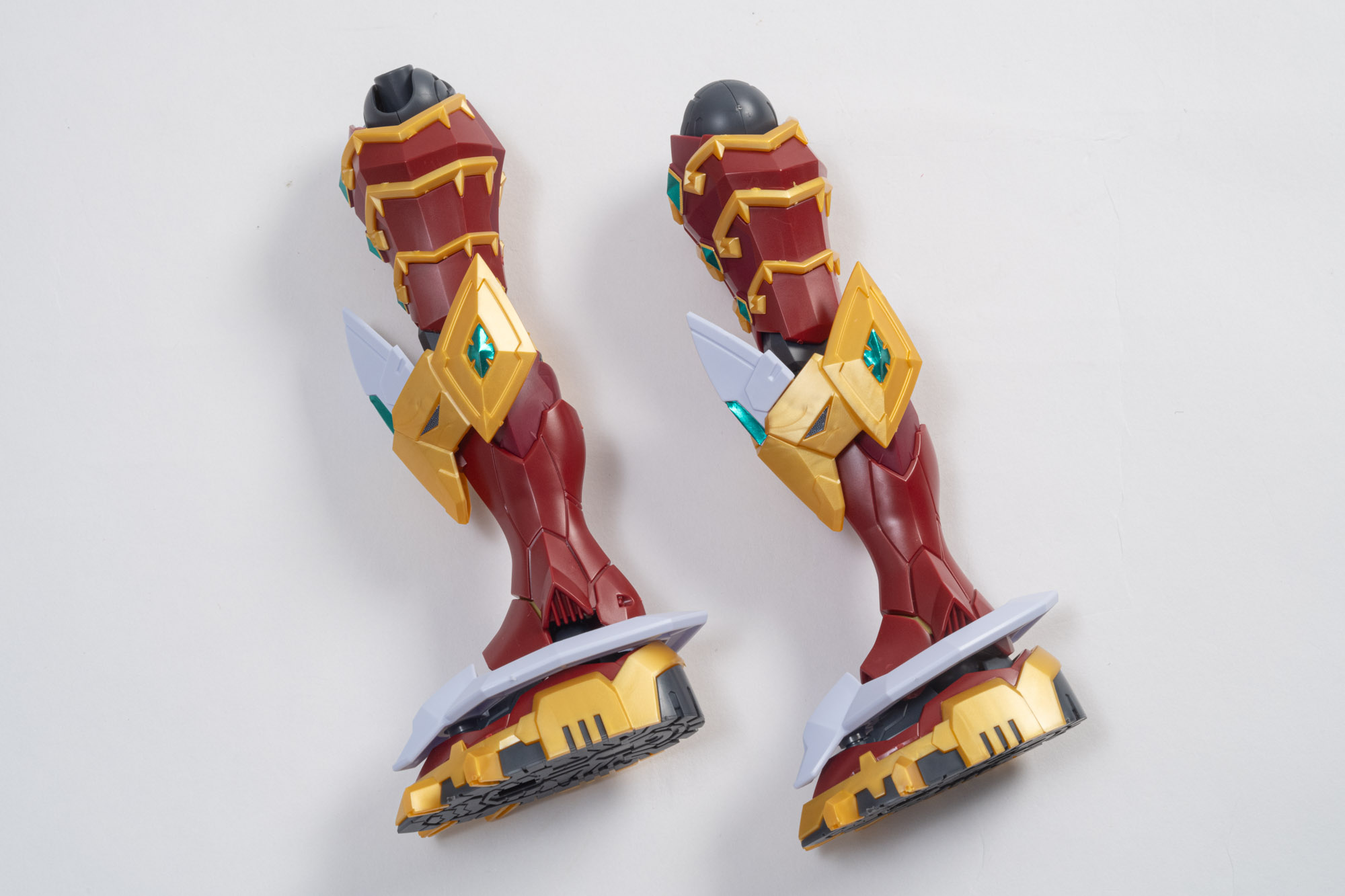 両足を並べる。緑の反射するシールが赤いボディに映えて高級感を出している。