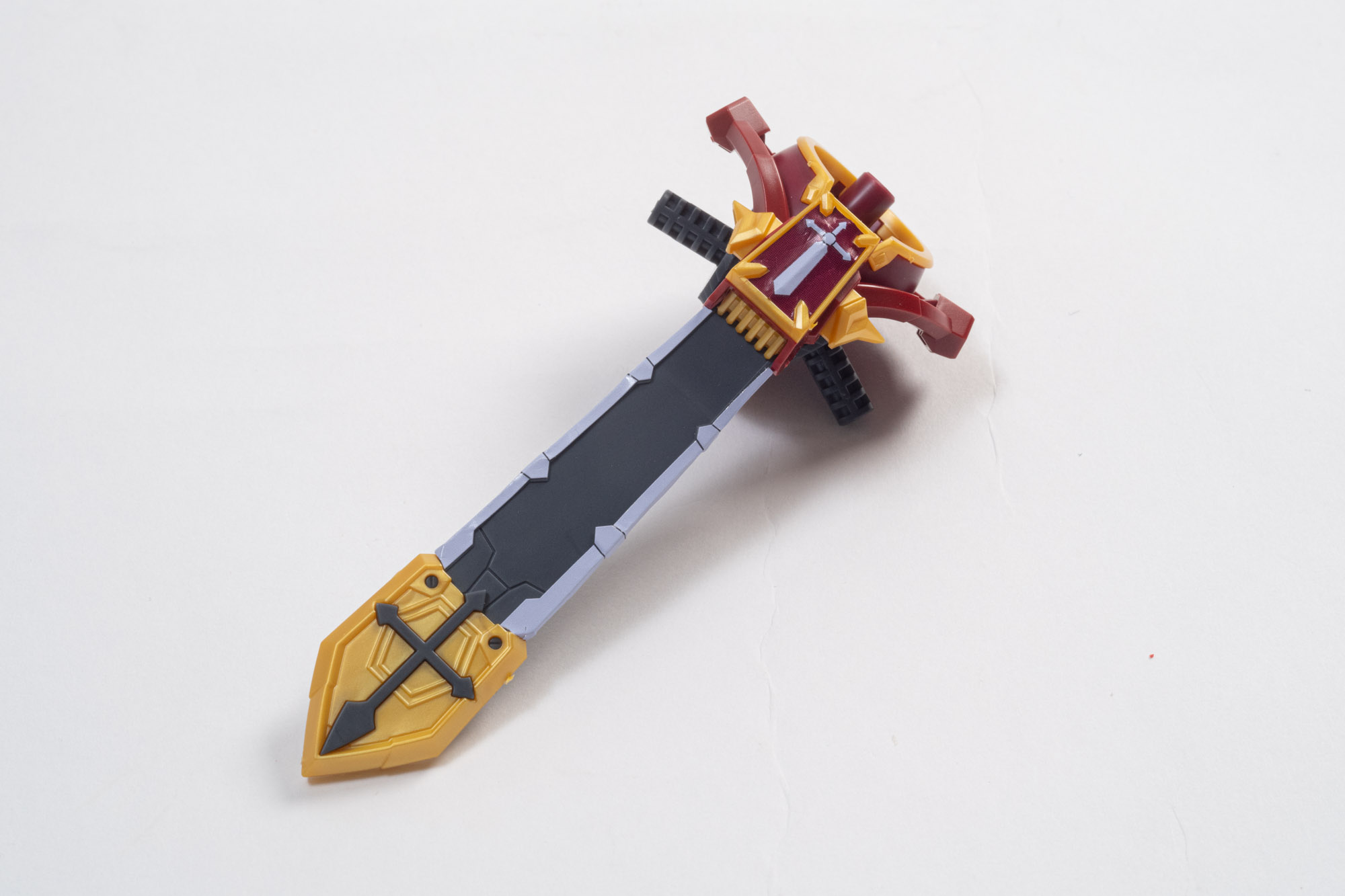 腰パーツ全景。前掛けのような部分が目立つ。股下が長いからこそのデザインで存在感がある。