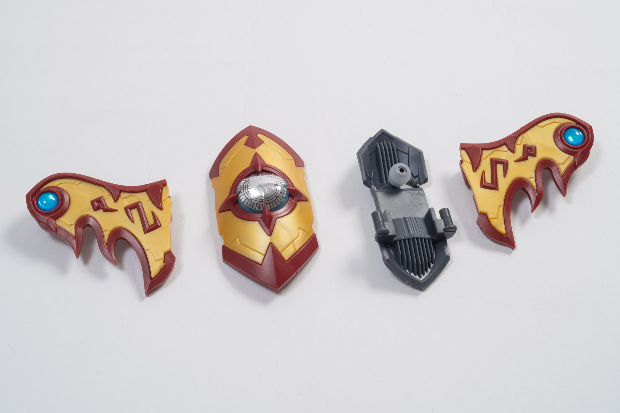 羽のような部分を組み立ててからグレーのパーツにはめていくのだが、順番を間違えると羽をつけられなくなるので注意だ。