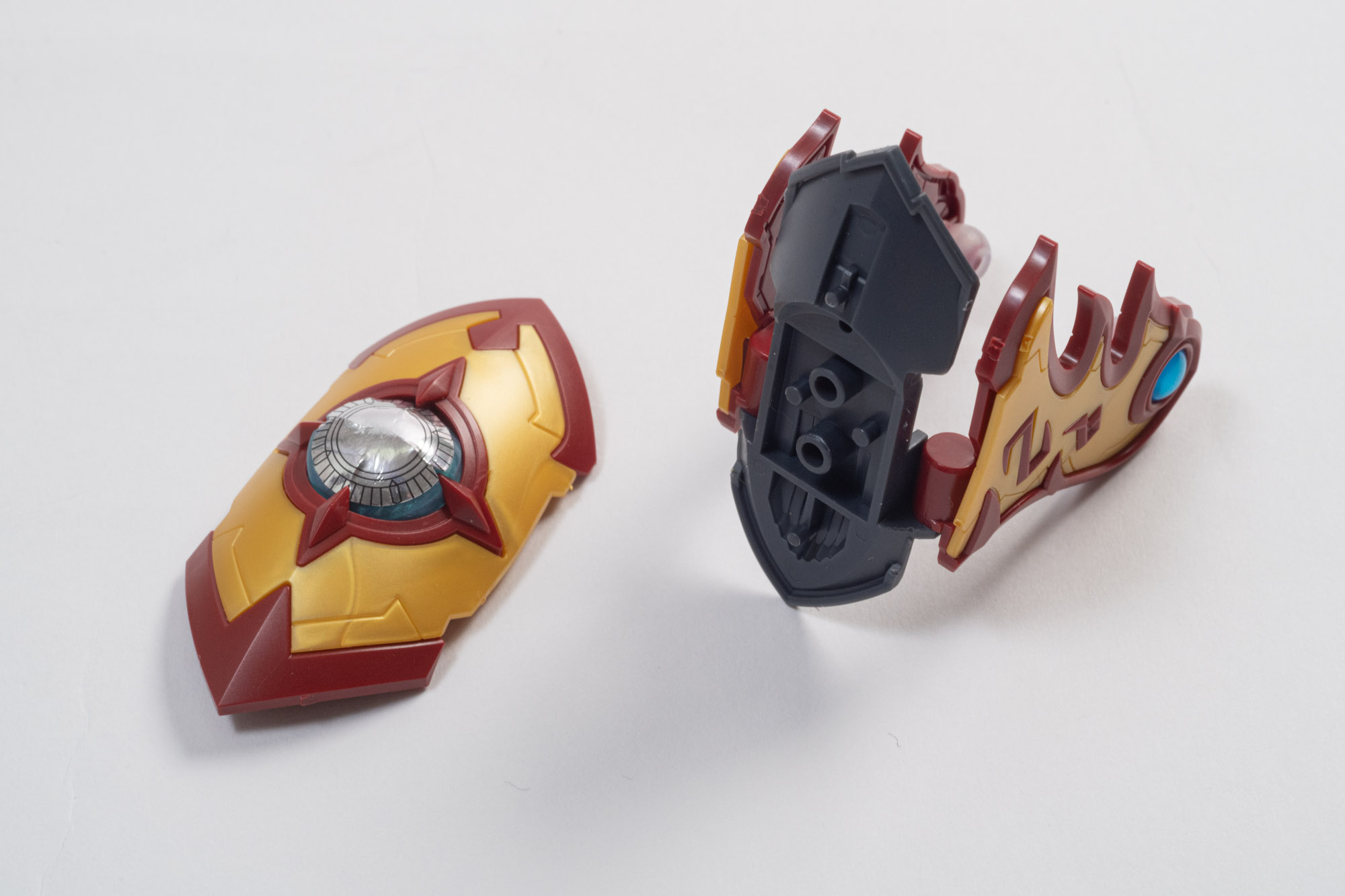 差し込んだ後に蓋をするようにシールを貼ったパーツをはめる。