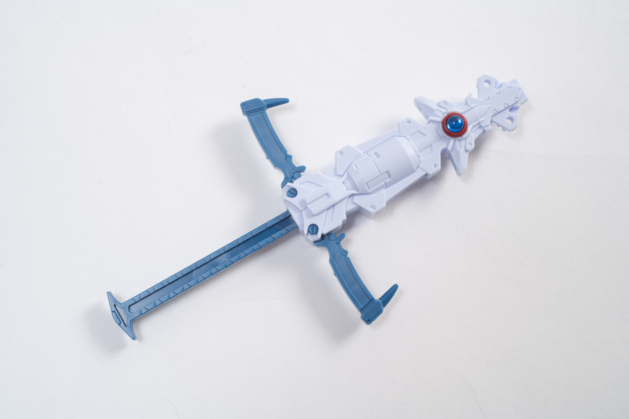 まずは持ち手。こちらもジュエルシールを貼る。スミ入れしたくなるモールド量だ。