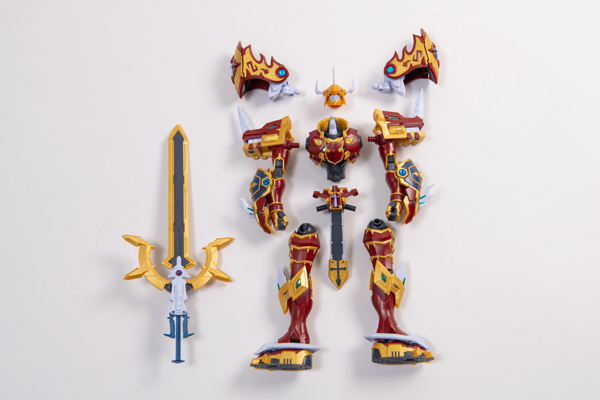 完成パーツを並べてみる。どちらも非常に完成度が高く、大きさもあるものになった。シール類が非常にアクセントになっていて豪華さがある。