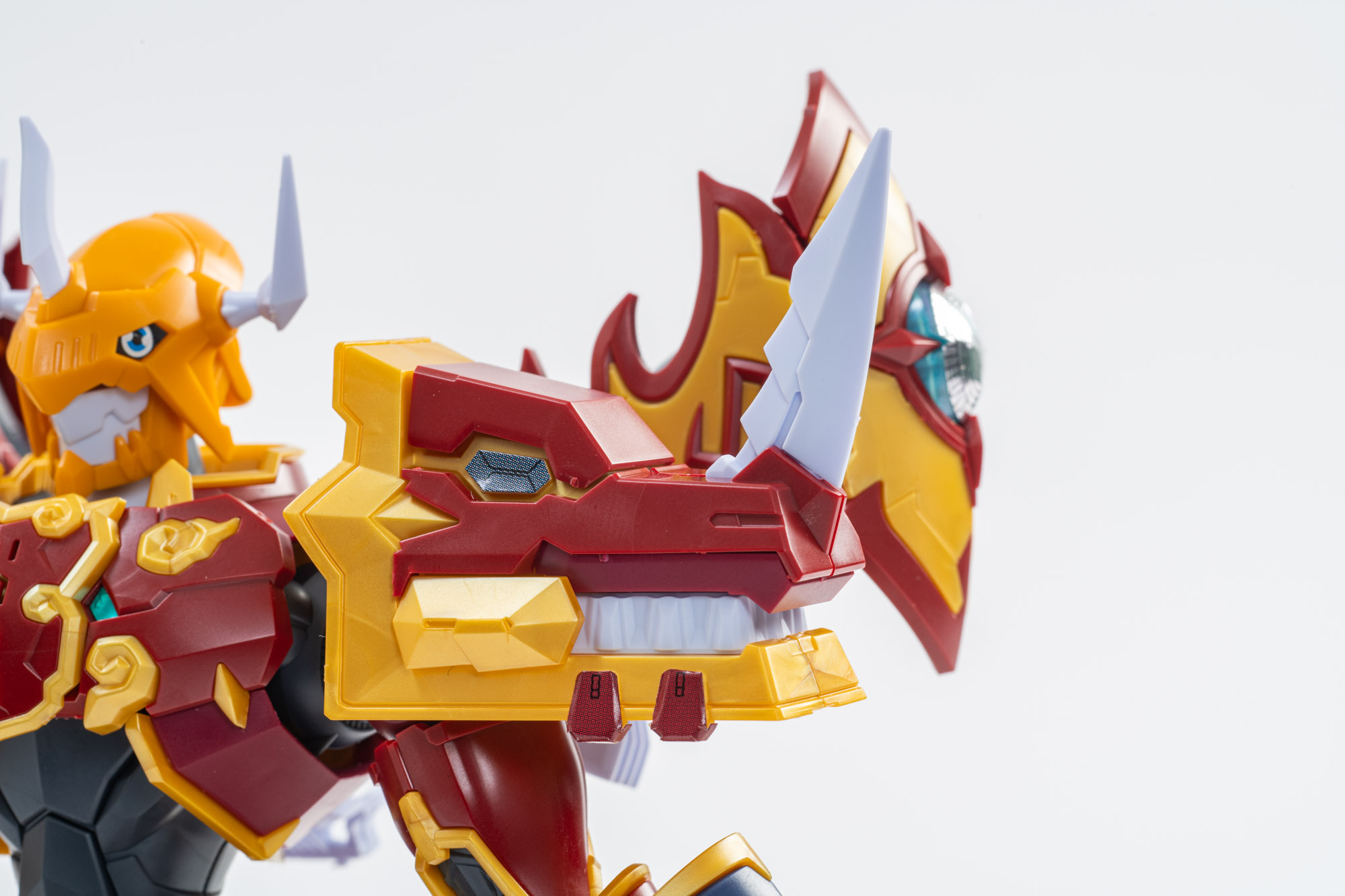 肩にオリジナルギミックを搭載。角を飛び出させてボリューム感を出すことができる。