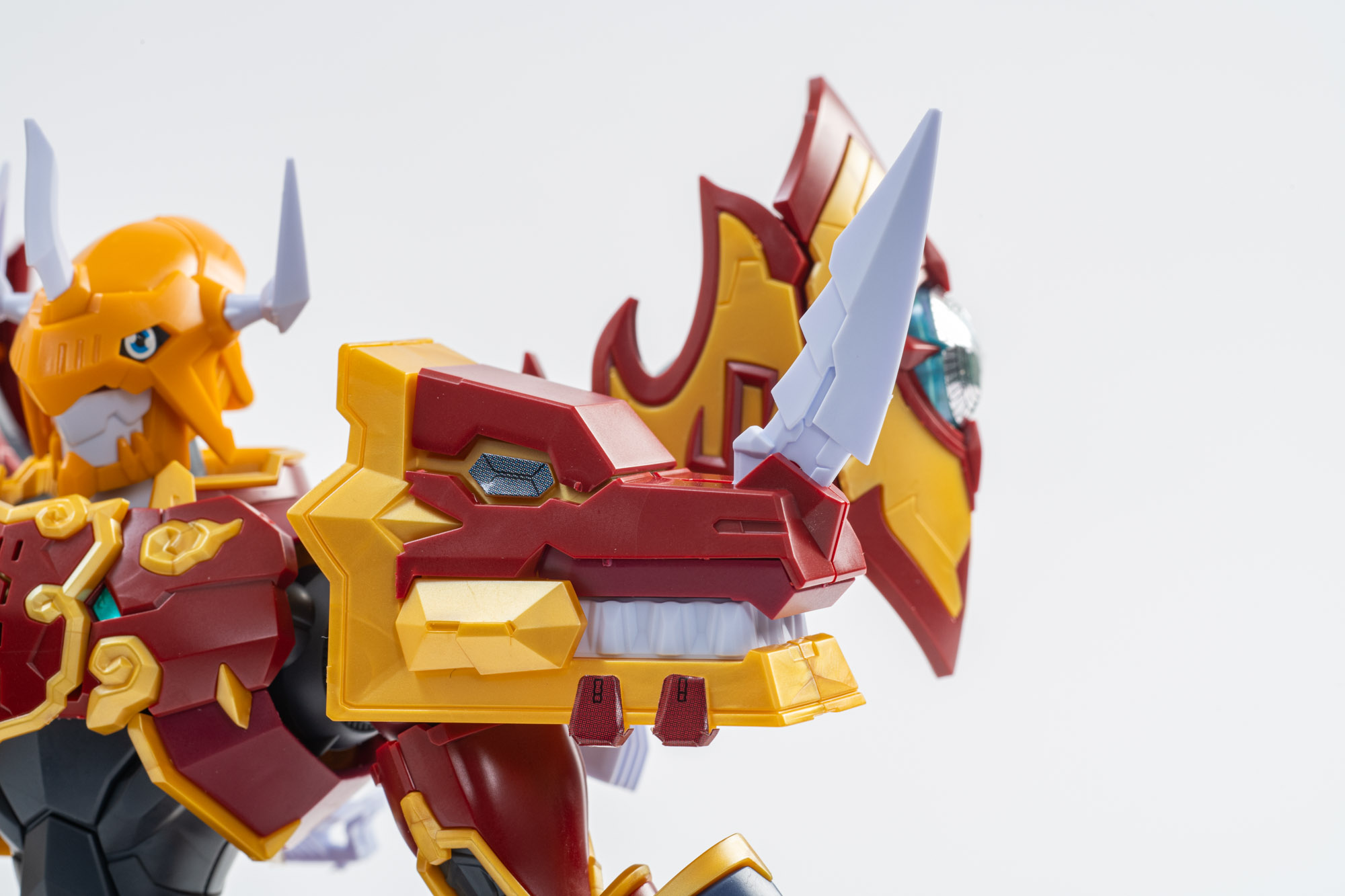 肩にオリジナルギミックを搭載。角を飛び出させてボリューム感を出すことができる。